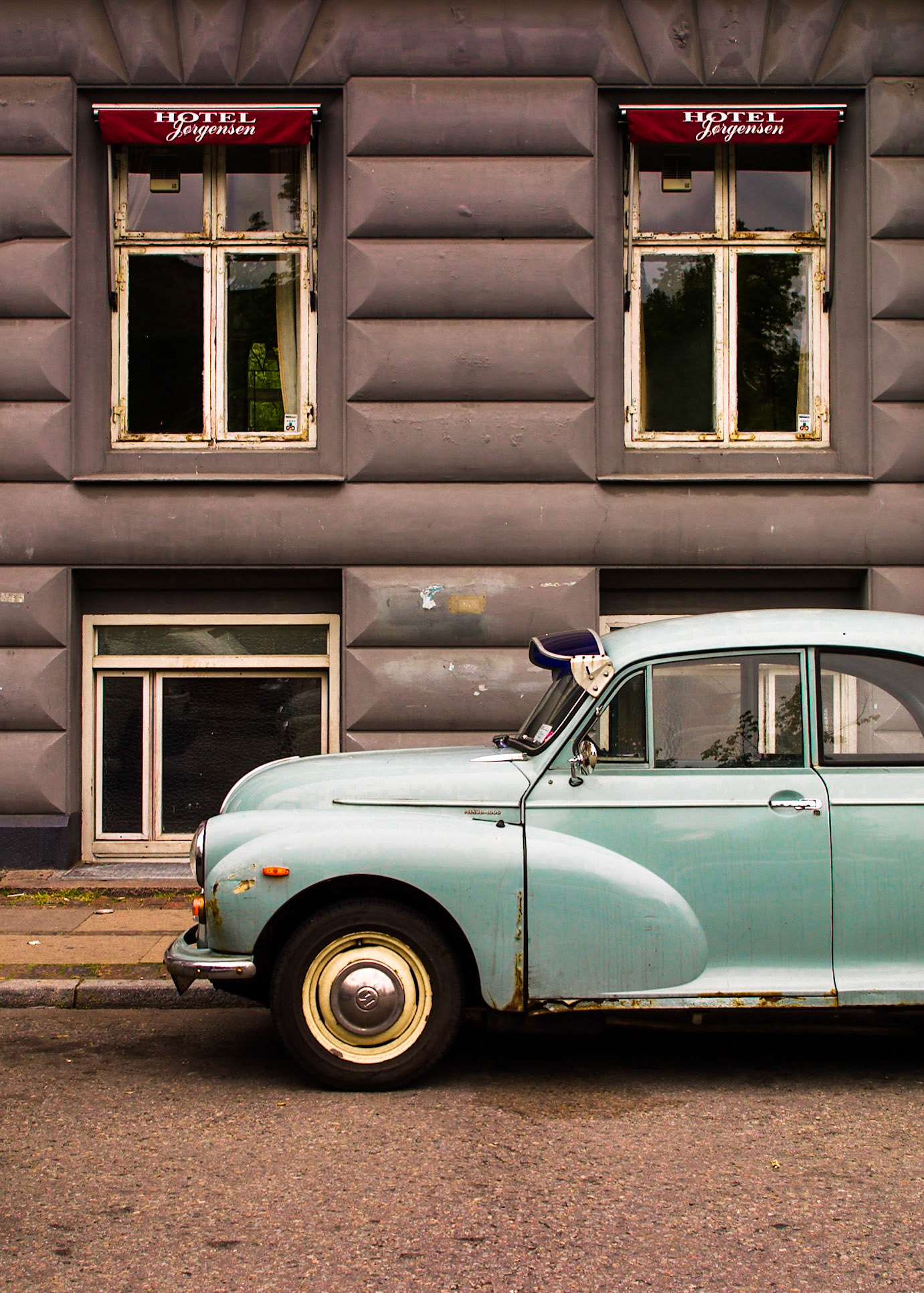 Ein Morris Minor steht in Kopenhagen am Straflenrand.