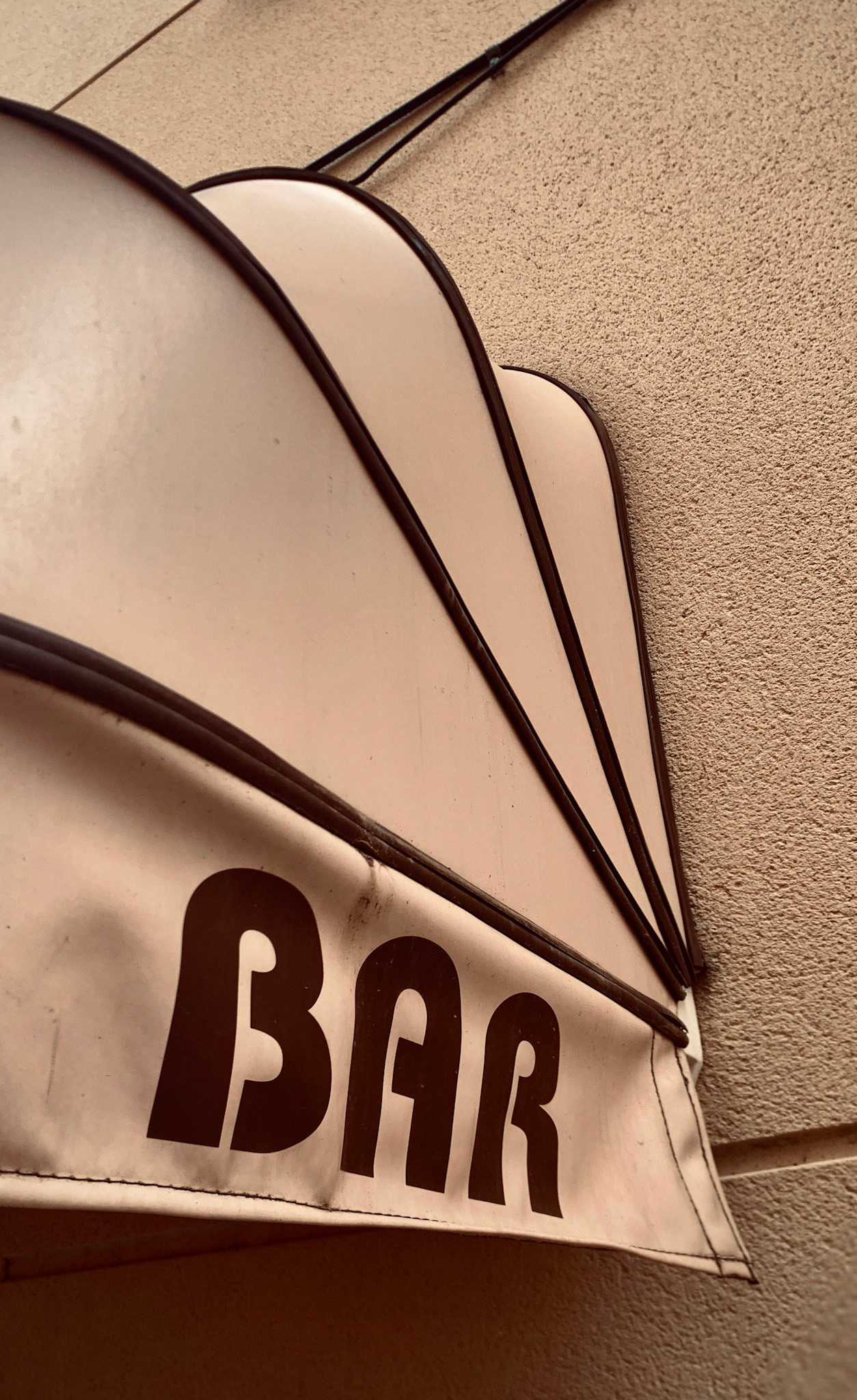 Markise eines Lokals, beschriftet mit Bar, Arta, Mallorca, Balearische Inseln, Spanien
