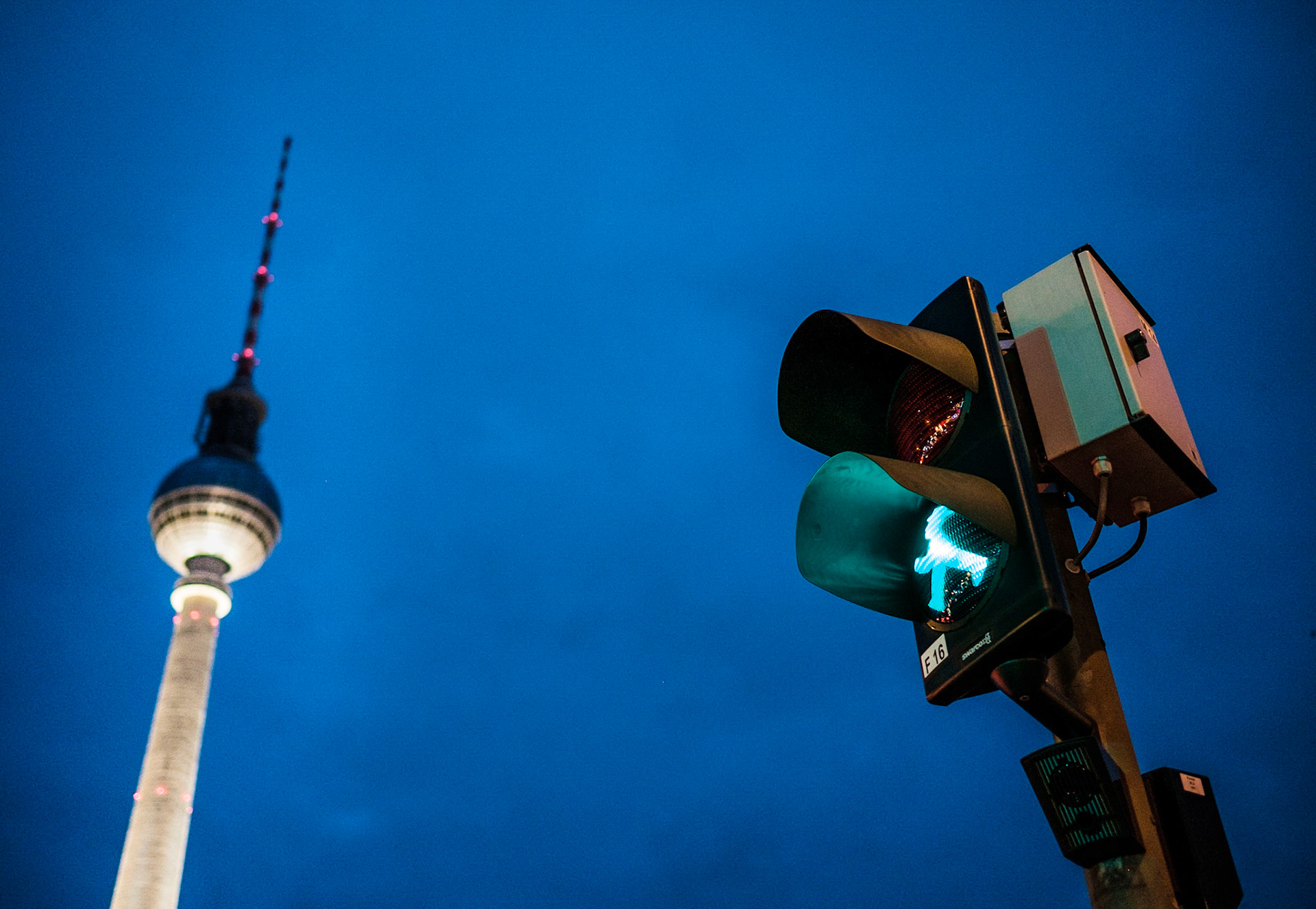 Das Ampelmännchen und der Fernsehturm am Alexanderplatz sind Wahrzeichen der Hauptstadt.