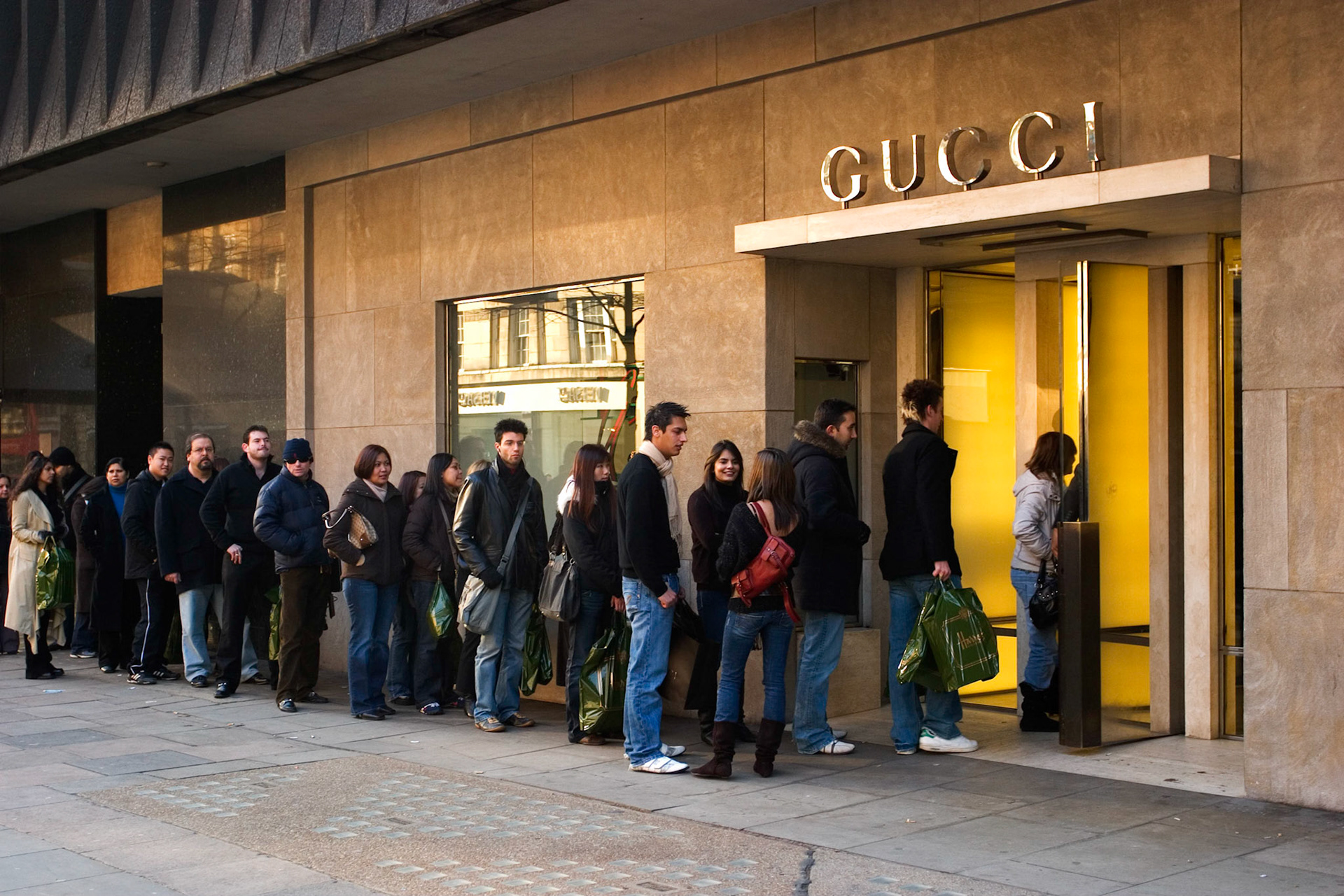 Warteschlange vor der Gucci-Filiale an der Londoner Sloane Street w‰hrend des Schlussverkaufs 2005/2006