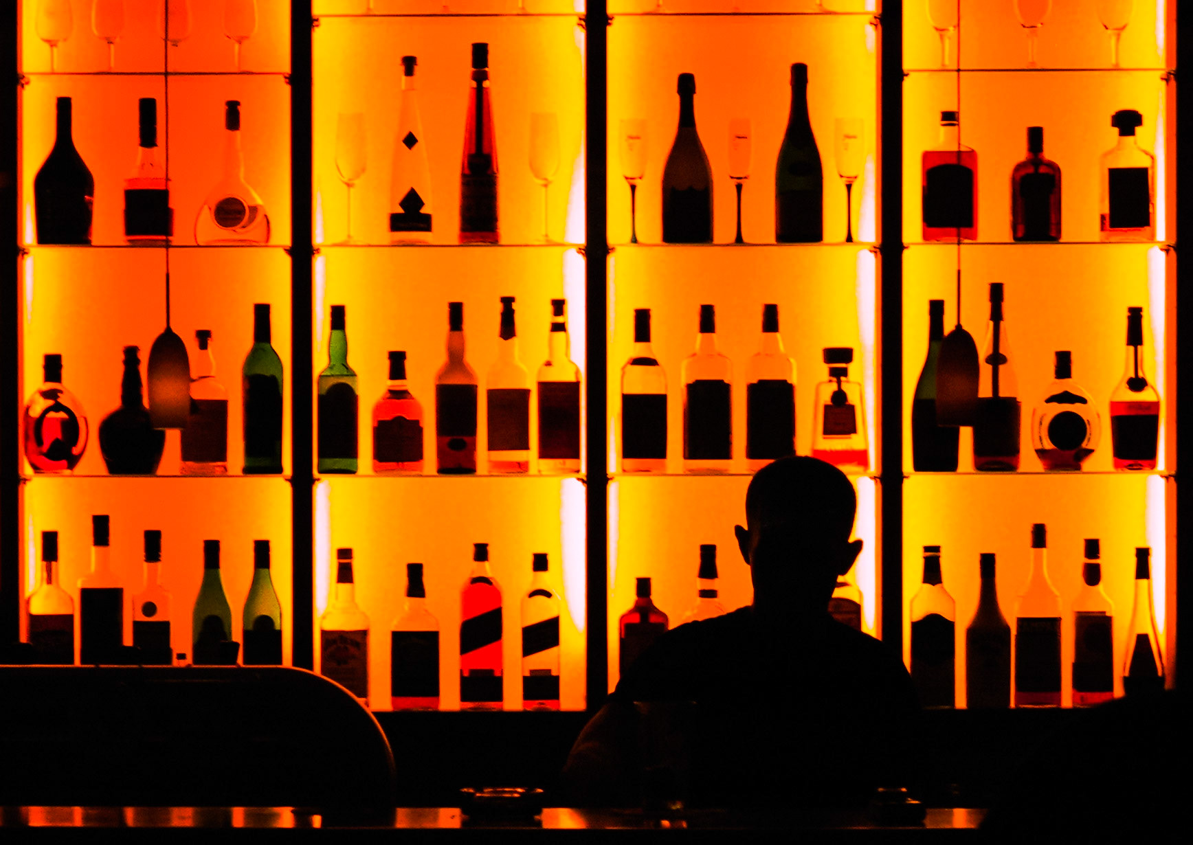 Theke der Kneipe "Ambar" in Berlin-Moabit