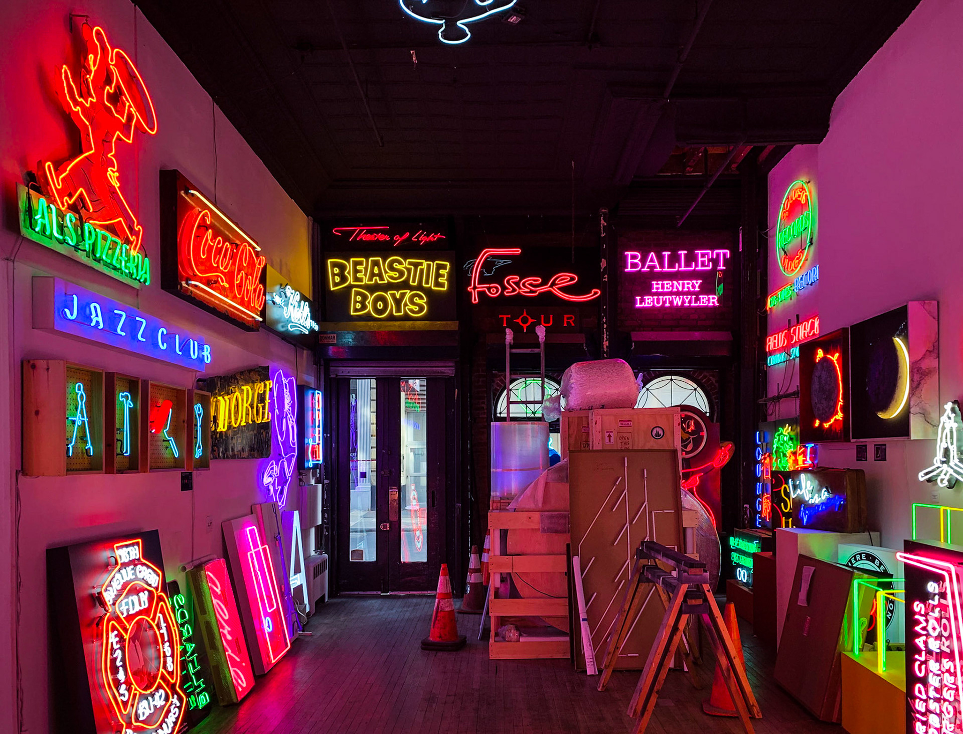 Innenansicht von "Let there be Neon", Fachgeschäft und Hersteller von Neonbeleuchtungen für Reklametafeln, Tribeca, Manhattan, New York City, USA