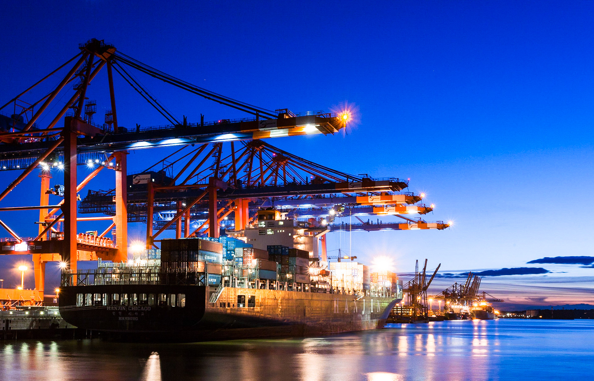 Abendlicher Eindruck vom Container-Terminal in Hamburg-Waltershof
