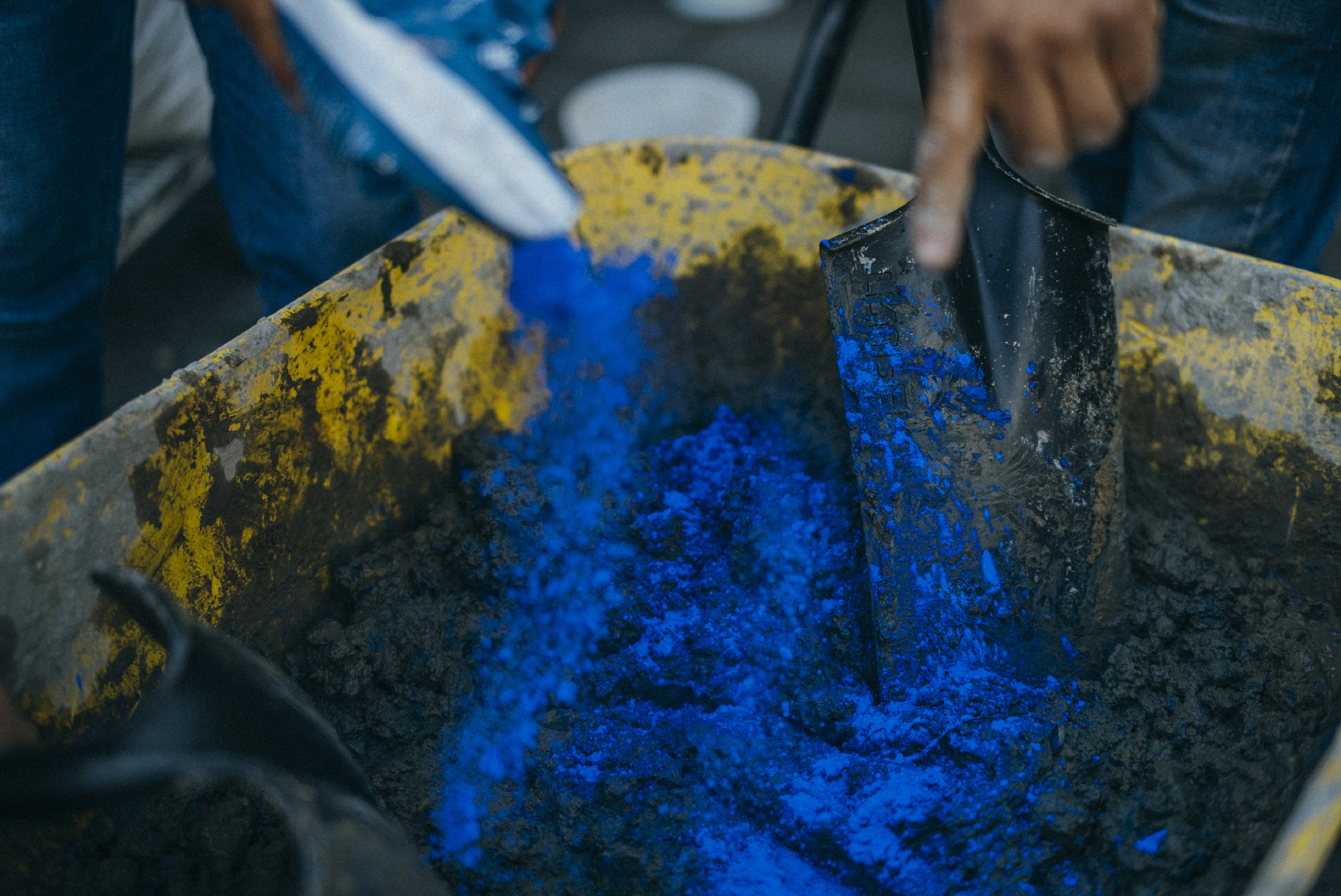 5 - Concrete is mixed with a special pigment to give character and presence to the Dispersed Memorial.