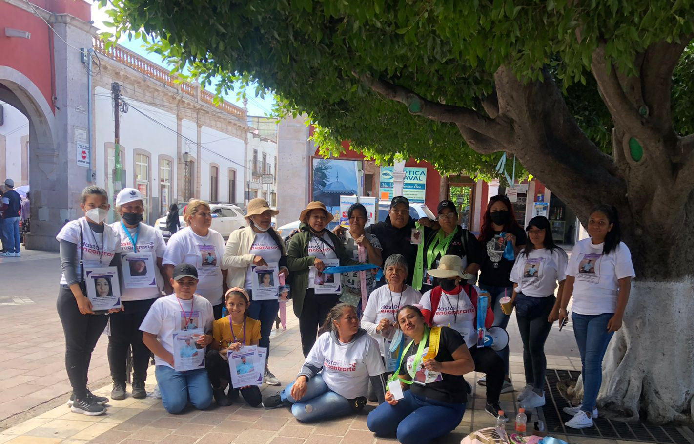 El Memorial Disperso en Pénjamo. Miembros de la ONG "Hasta Encontrarte" se reúnen para hacerse una foto de grupo.