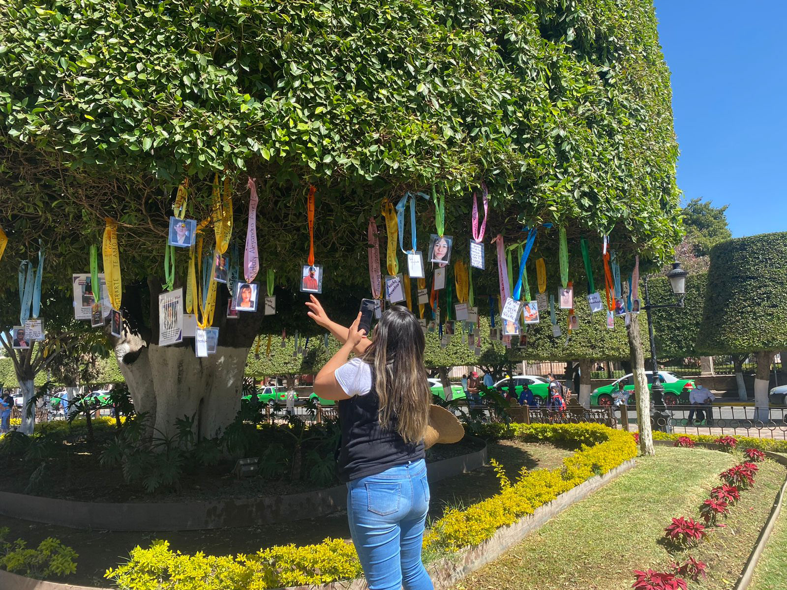 El Memorial Disperso en Silao. Miembros de la ONG "Hasta Encontrarte" se reúnen para hacerse una foto de grupo.