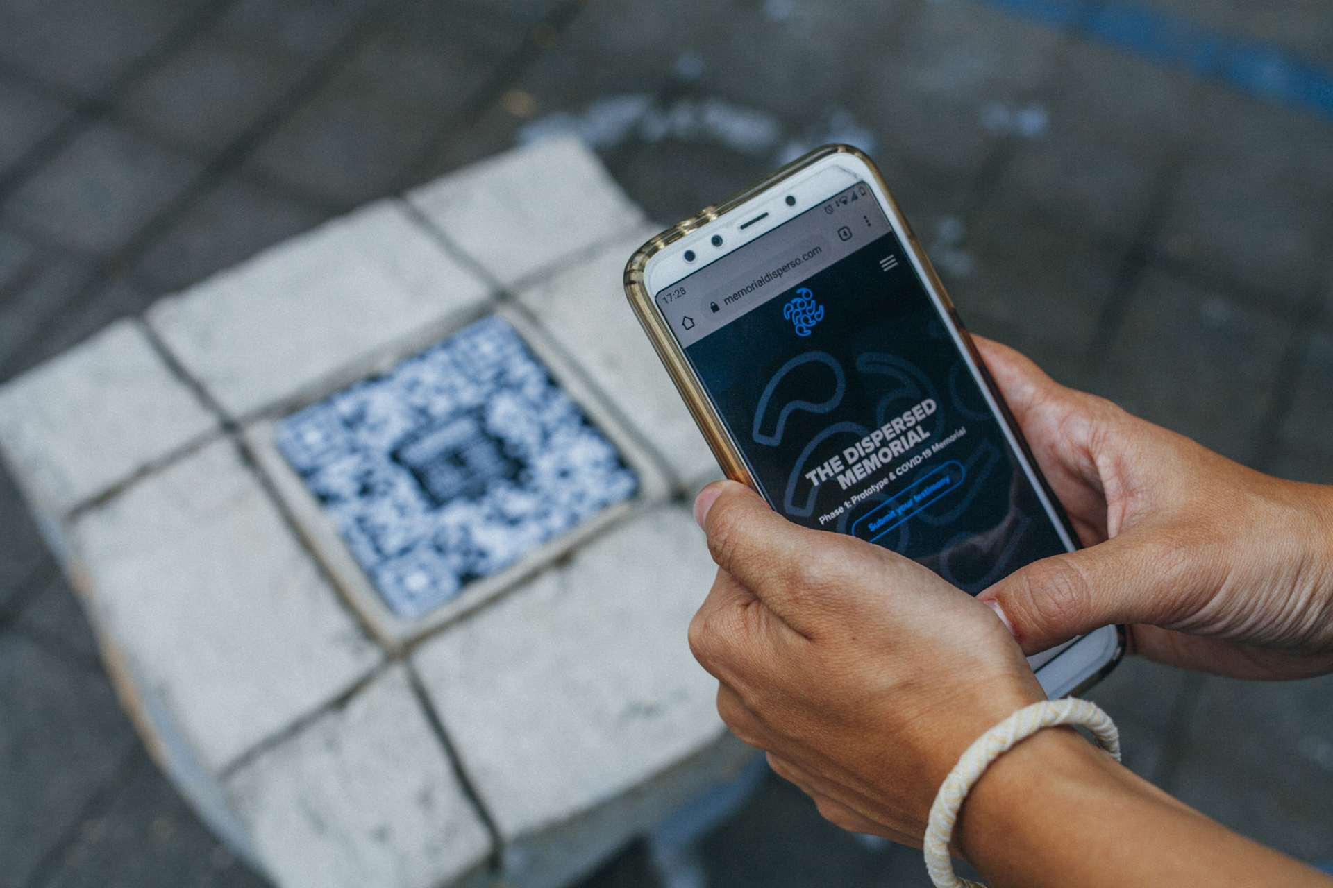 10 - Sigue la plataforma online para contribuir con tu testimonio, presenciar los recuerdos de otros contribuyentes, y conectar experiencias a través de diferentes naciones y culturas.