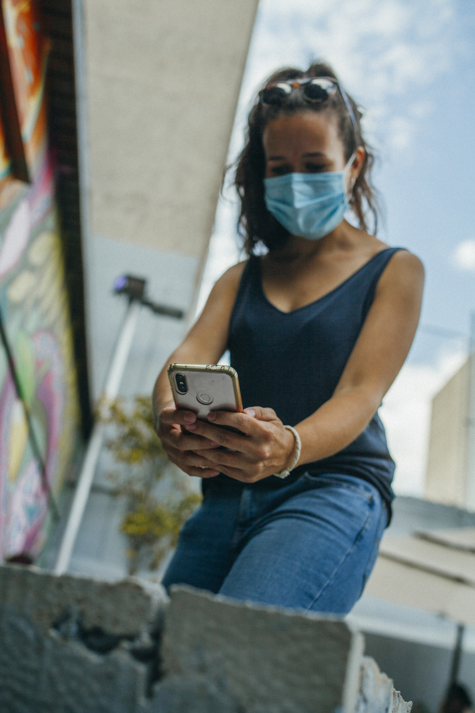 9 - Se accede a la plataforma en línea como a cualquier otro código QR: simplemente abre la cámara de tu smartphone, apunta al código QR y sigue el enlace que aparece.