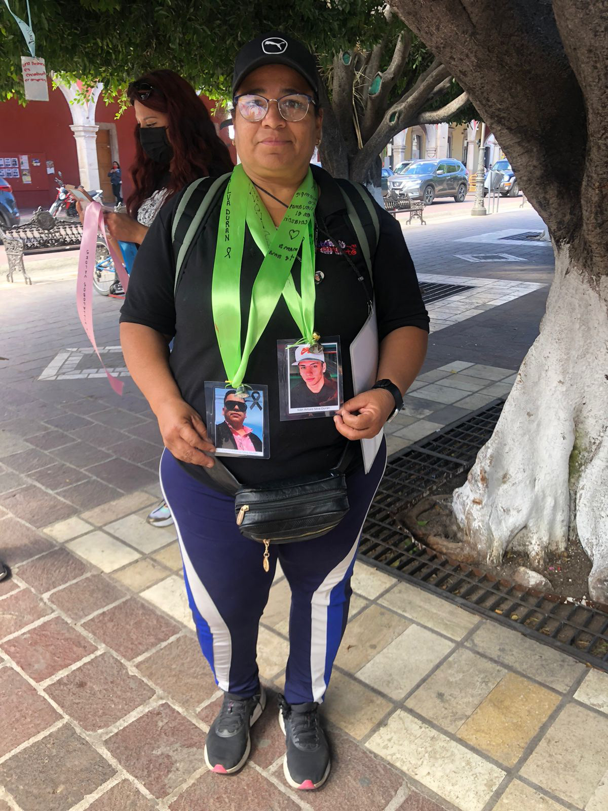 One of the members of "hasta Encontrarte", wears the memorials of her disappeared family members .