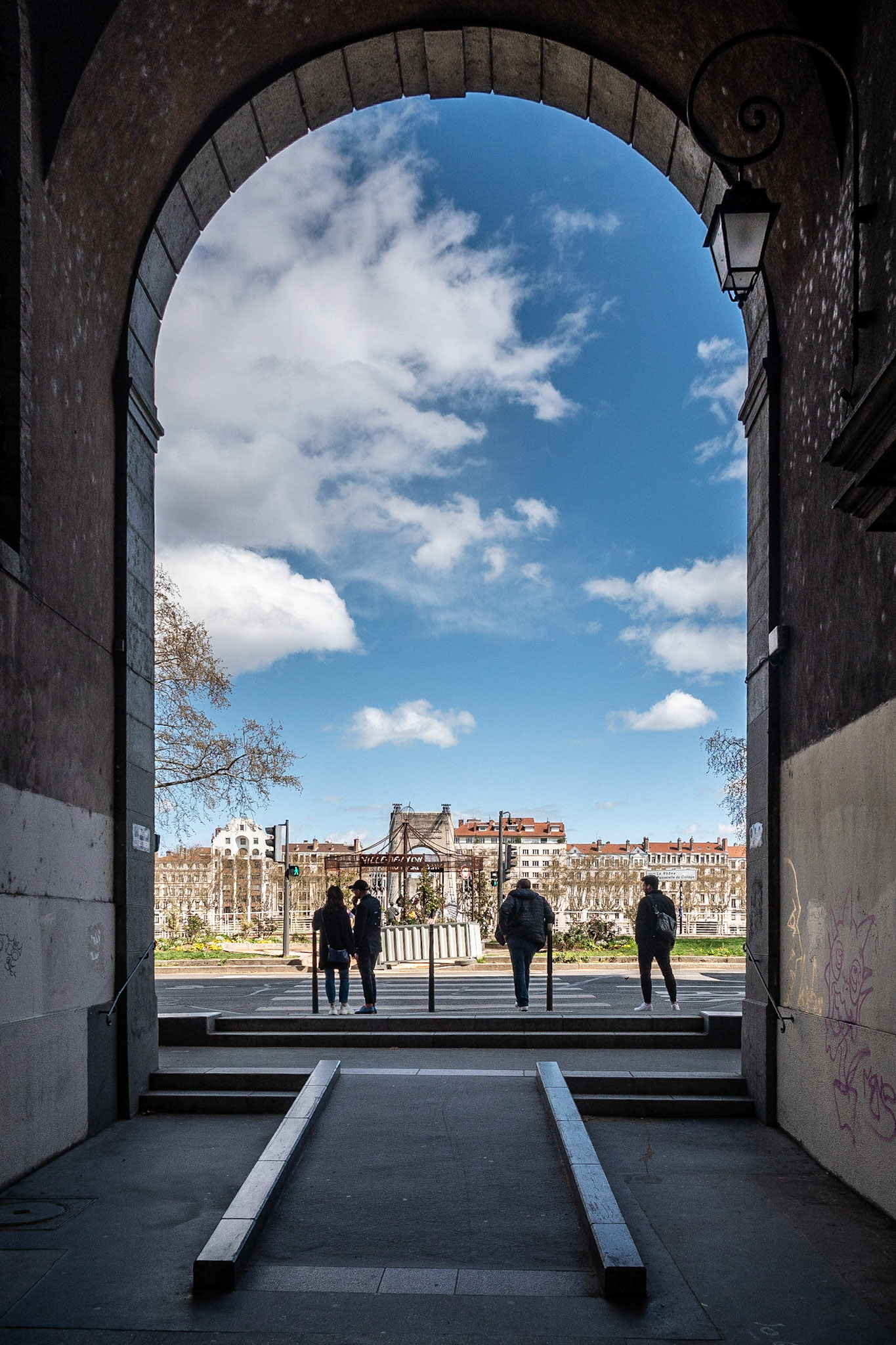 devant la passerelle du collège