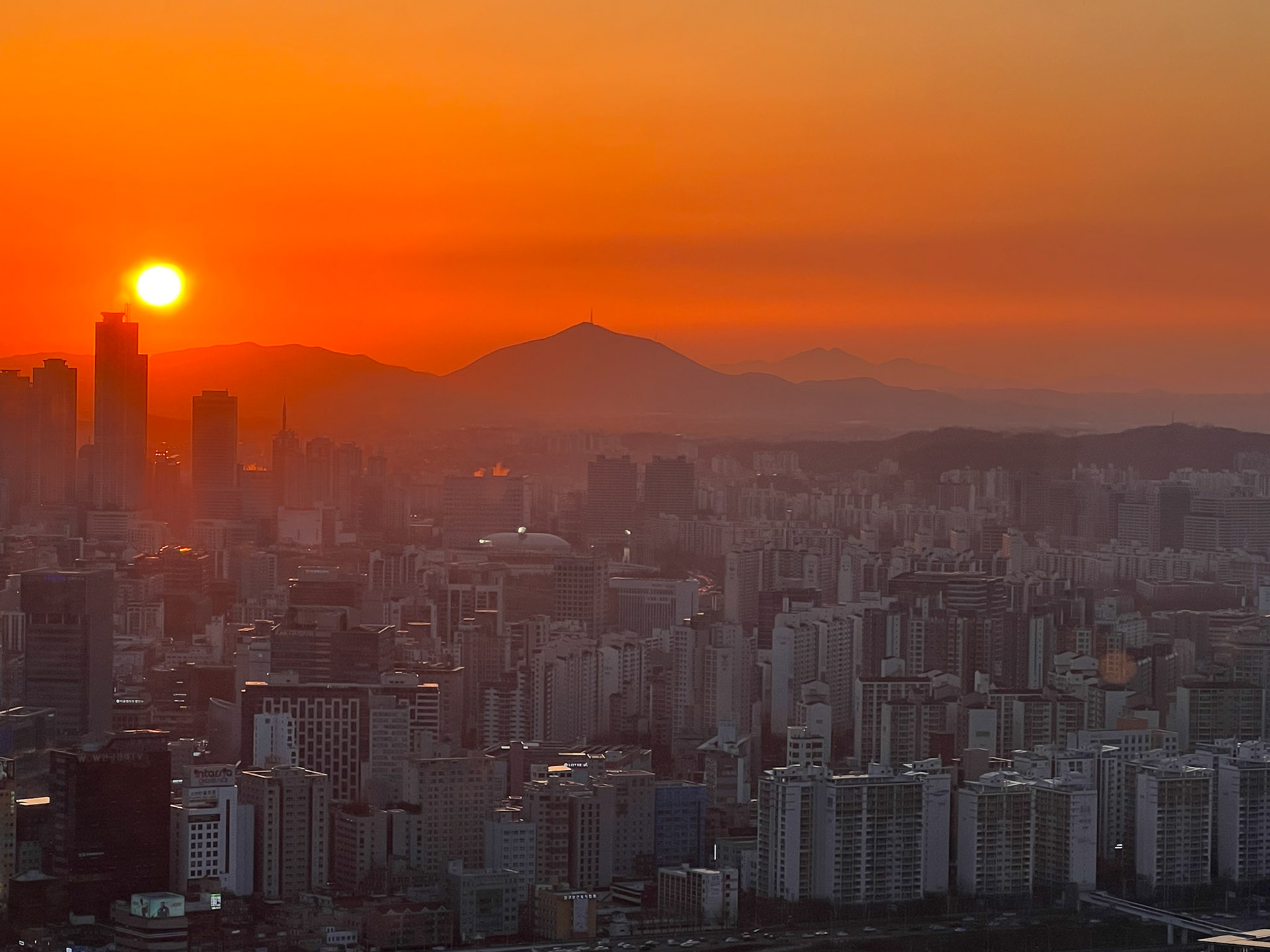 Seoul, South Korea · March 28, 2022 · Apple iPhone 13 Pro Max · iPhone 13 Pro Max back triple camera 9 mm f/2.8 · 1/120 sec f/2.8 ISO 32