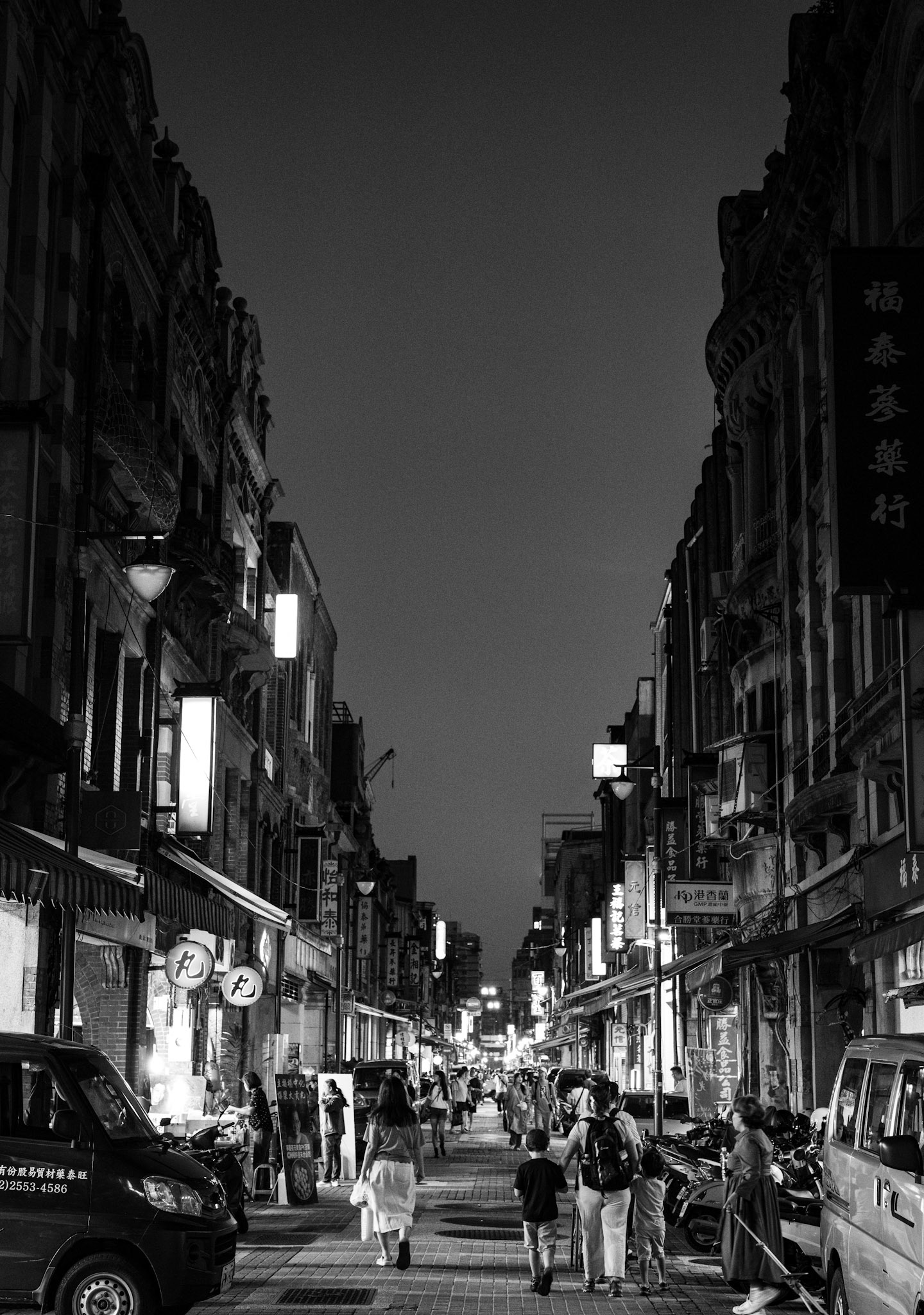 Taipei, Taiwan · September 30, 2023 · Nikon Z 9 · Nikkor Z 50 mm f/1.2 S · 1/50 sec f/4.5 ISO 3200 3d