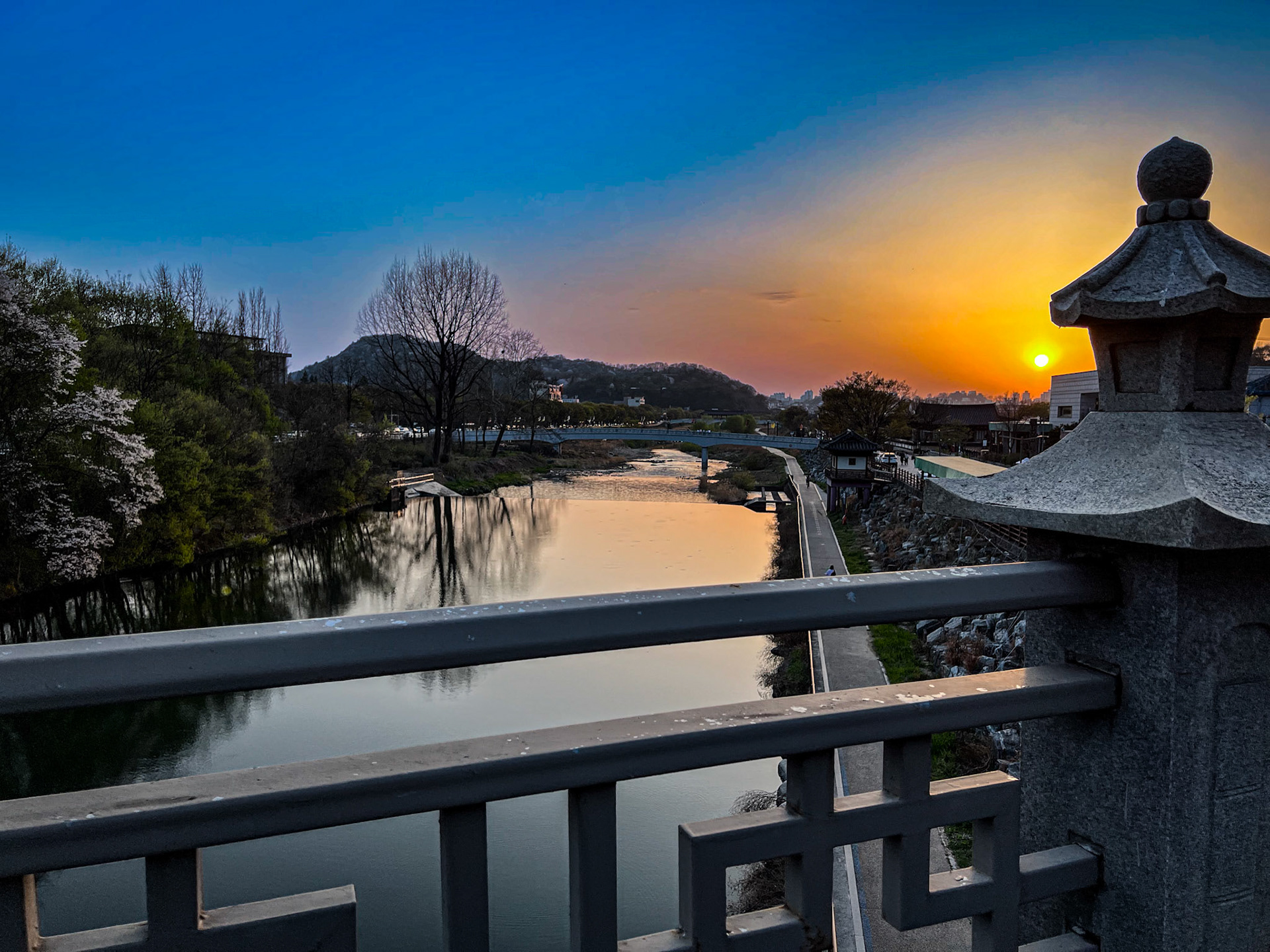 Jeonju, Jeollabuk-do, South Korea · April 9, 2022 · Apple iPhone 13 Pro Max · iPhone 13 Pro Max back triple camera 5.7 mm f/1.5 · 1/1050 sec f/1.5 ISO 50