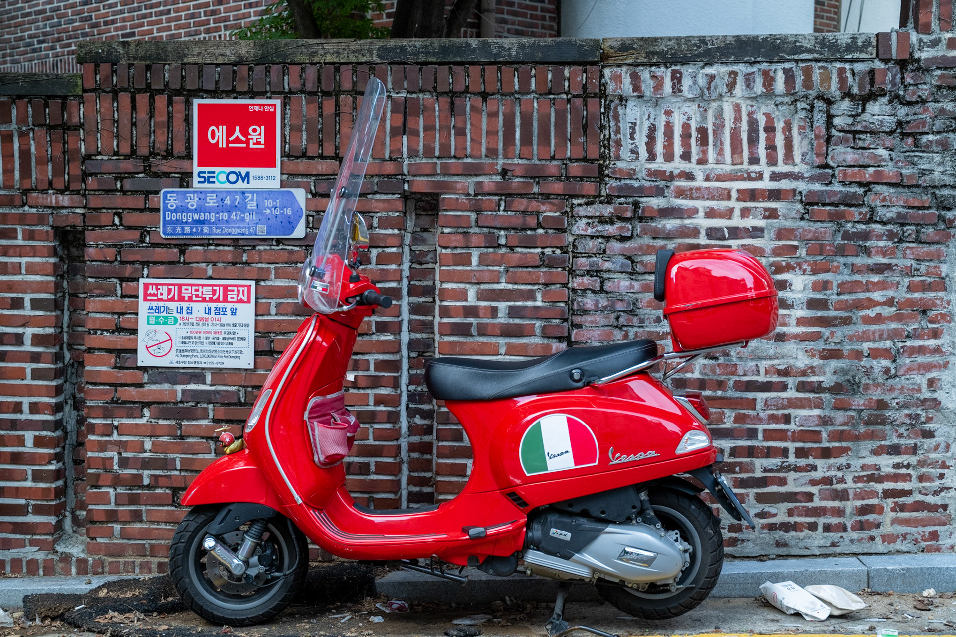Seoul, South Korea · September 18, 2022 · Nikon Z 9 · Nikkor Z 50 mm f/1.8 S · 1/125 sec f/4.5 ISO 1400
