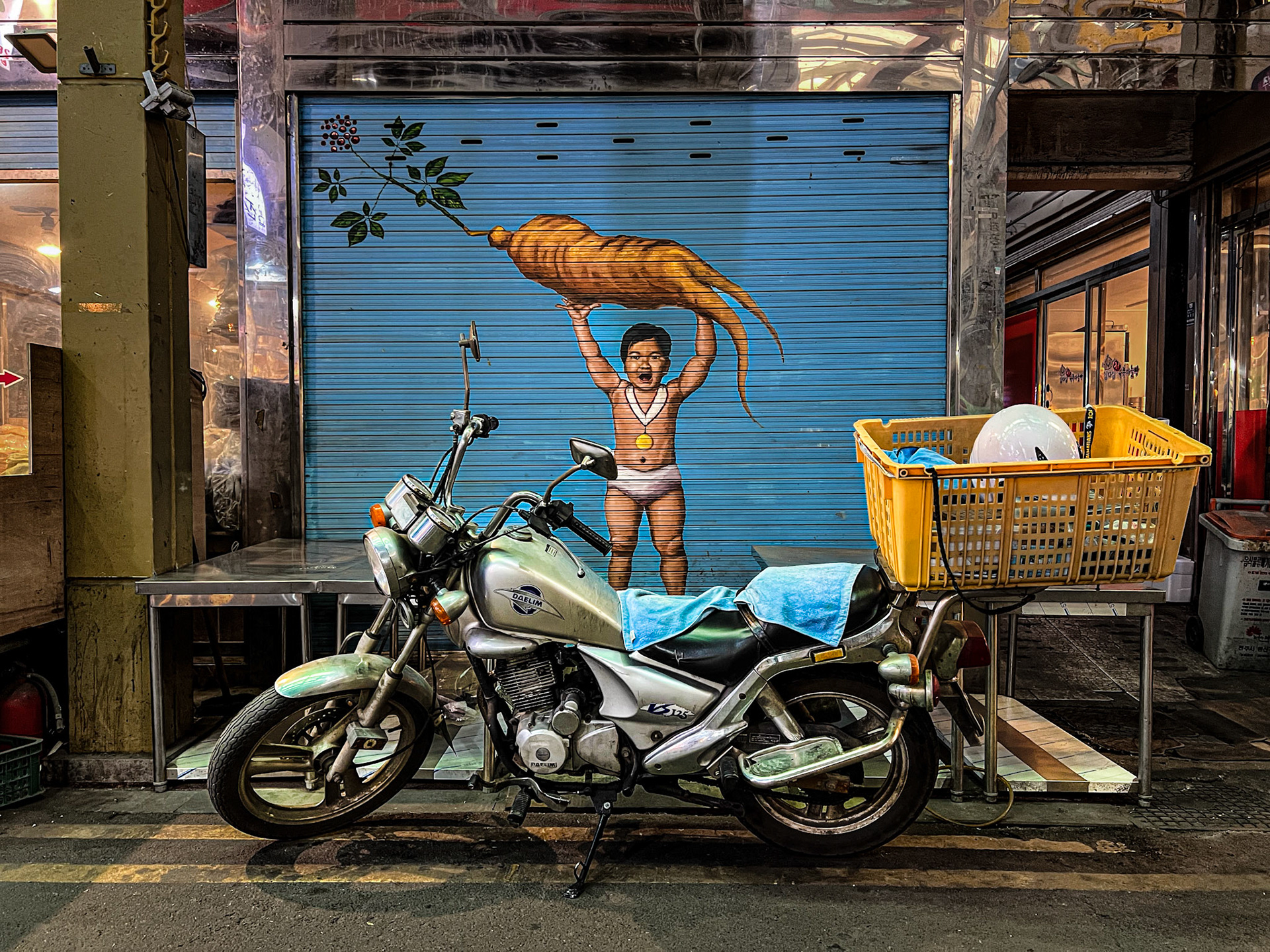 Jeonju, Jeollabuk-do, South Korea · April 10, 2022 · Apple iPhone 13 Pro Max · iPhone 13 Pro Max back triple camera 5.7 mm f/1.5 · 1/60 sec f/1.5 ISO 400