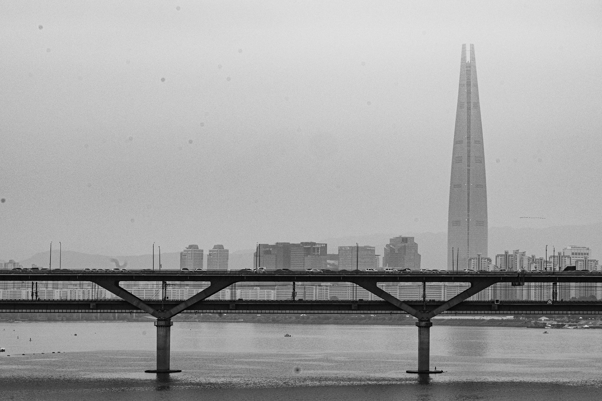 Lotte Tower, HanRiver, Seoul, South Korea · June 19, 2022 · Nikon Z fc · Nikkor Z 85 mm f/1.8 S 1/500 sec f/16 ISO 800