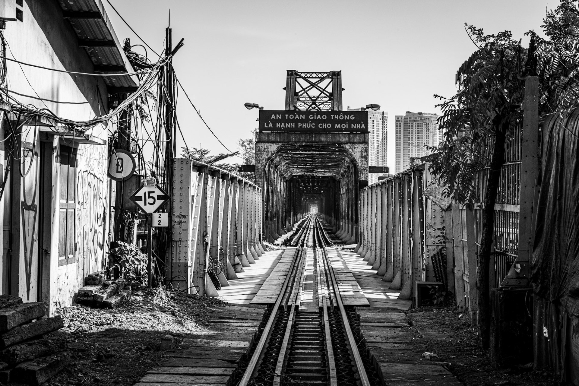 Long Biên Bridge, Hanoi, Vietnam · October 31, 2022 · Nikon Z 9 · Nikkor Z 85 mm f/1.8 S · 1/400 sec f/16 ISO 560