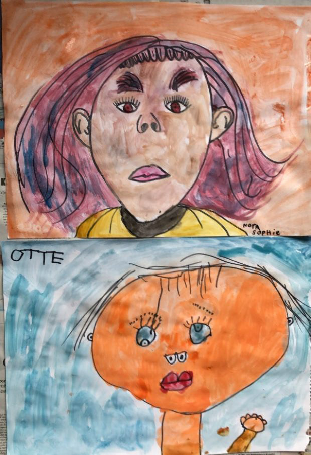 TEKENING VAN TWEE KINDEREN DIE DE CLIP BEKEKEN