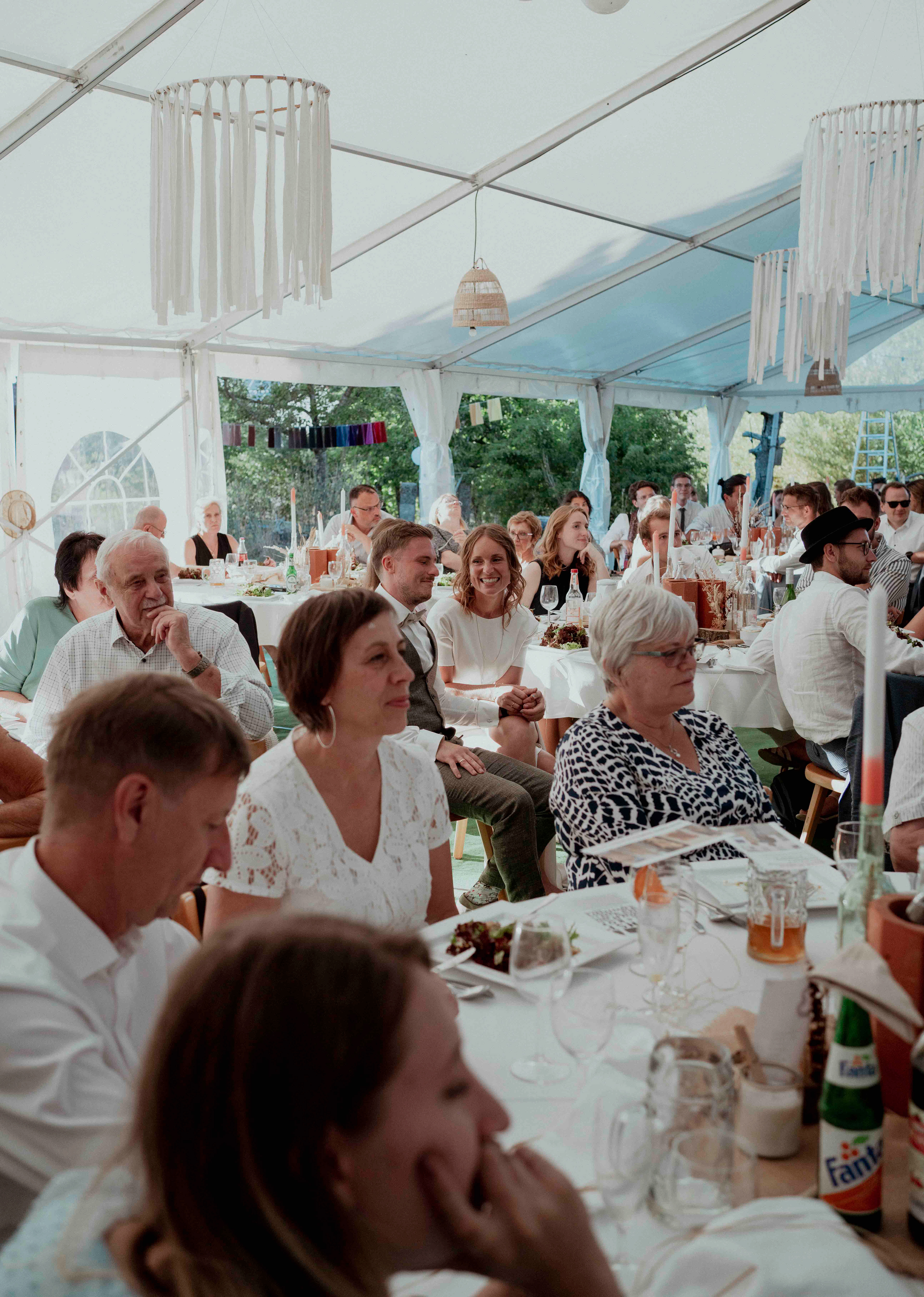 Das Brautpaar hört bei einer Rede zu