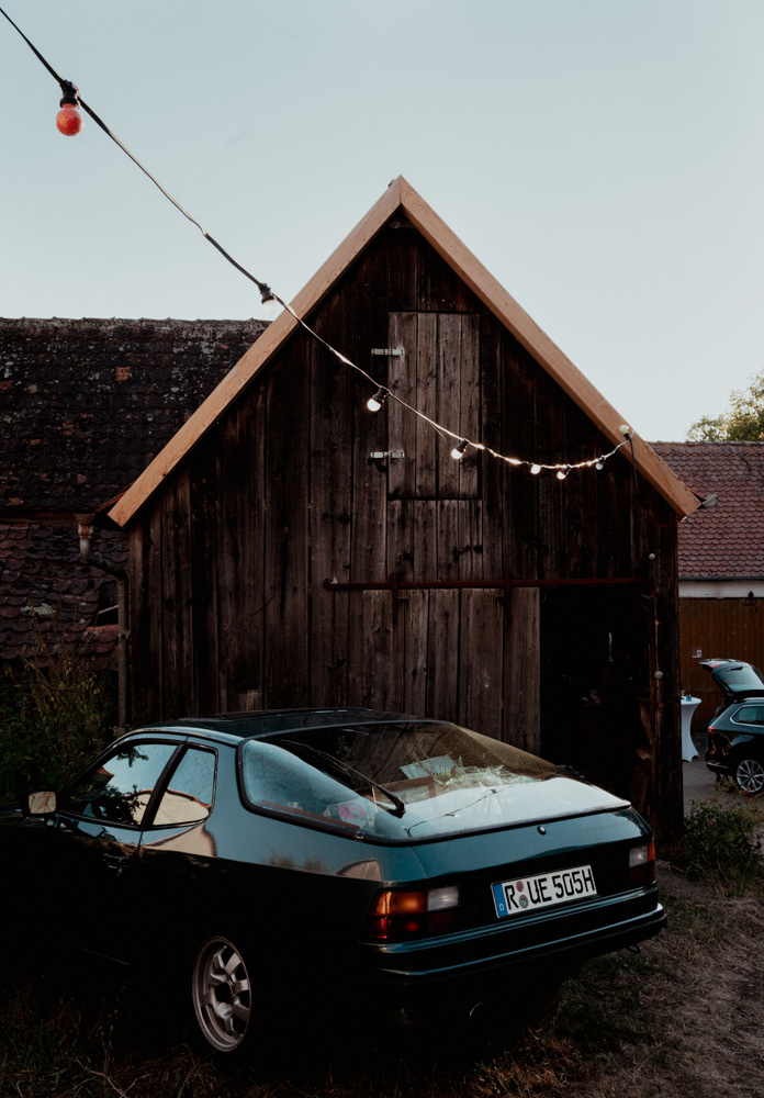 Ein Oldtimer vor einer Scheune.