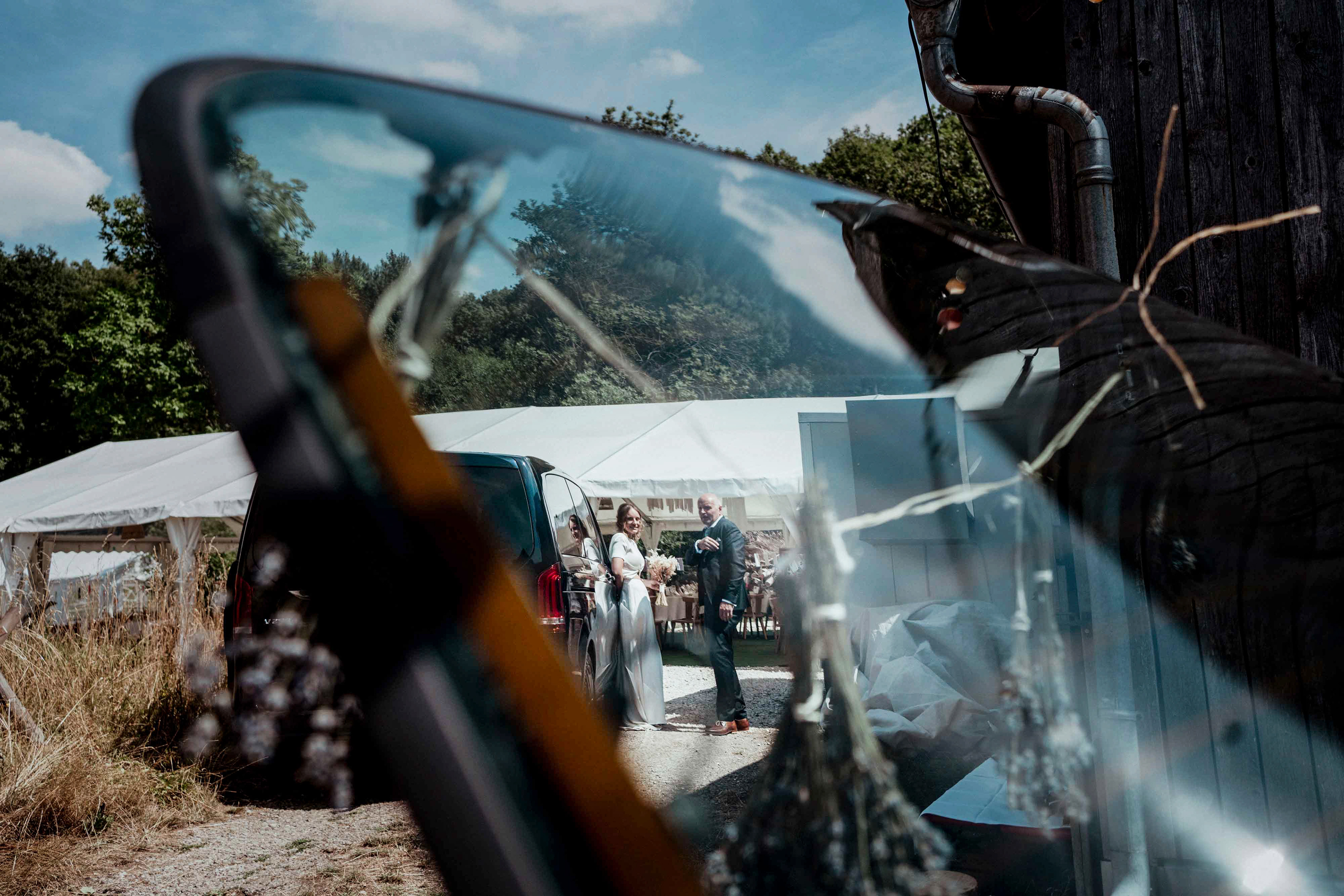 Brautpaar und Brautvater kurz vor der Trauung