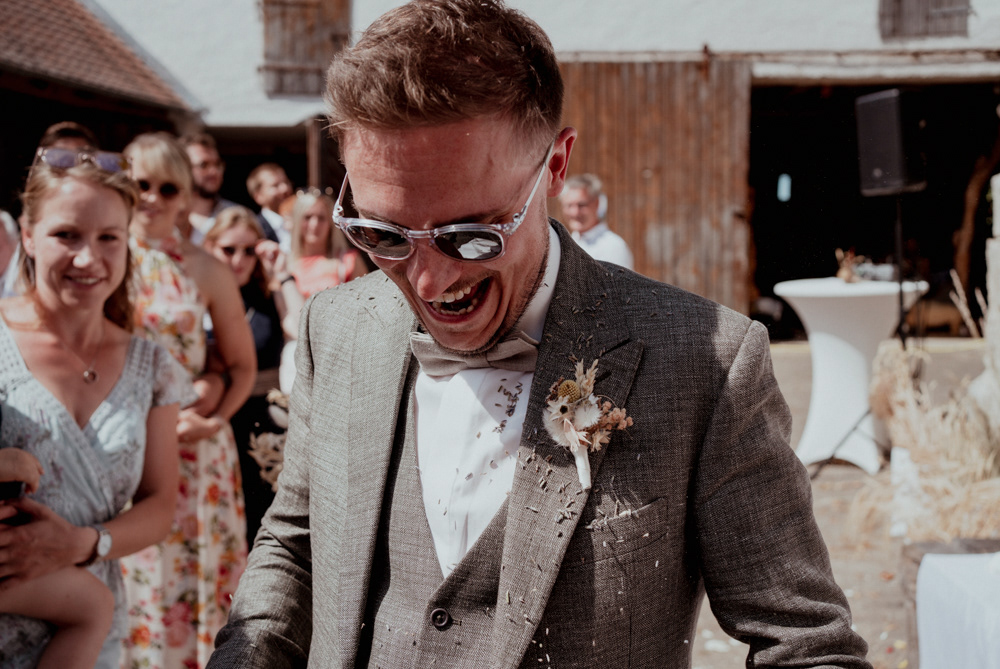 Bräutigam im Lavendelregen