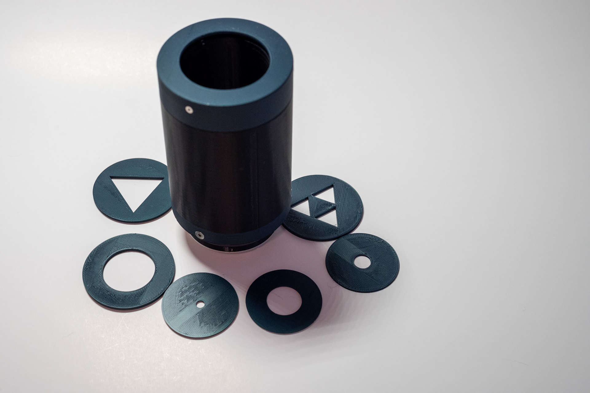 Lens with aperture discs