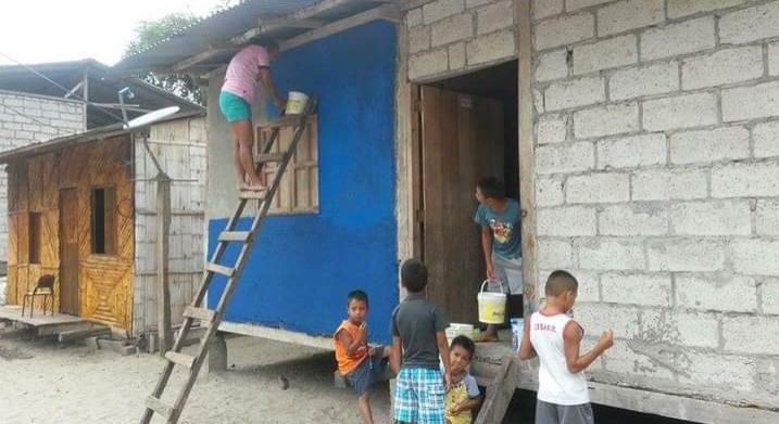 Pintando casas con la comunidad