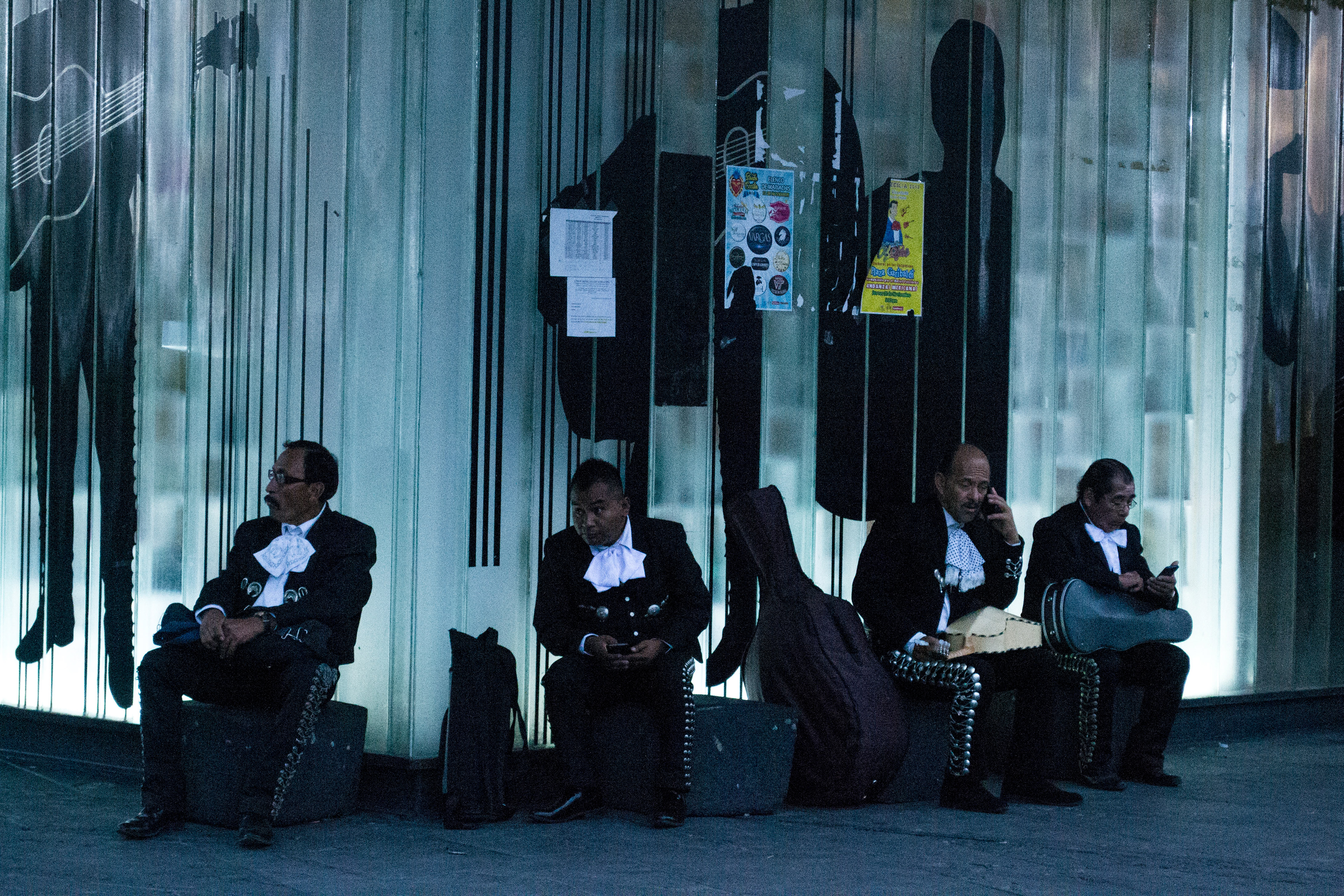 Mariachis esperando por chamba afuera del Museo del Tequila y el Mezcal, 2019