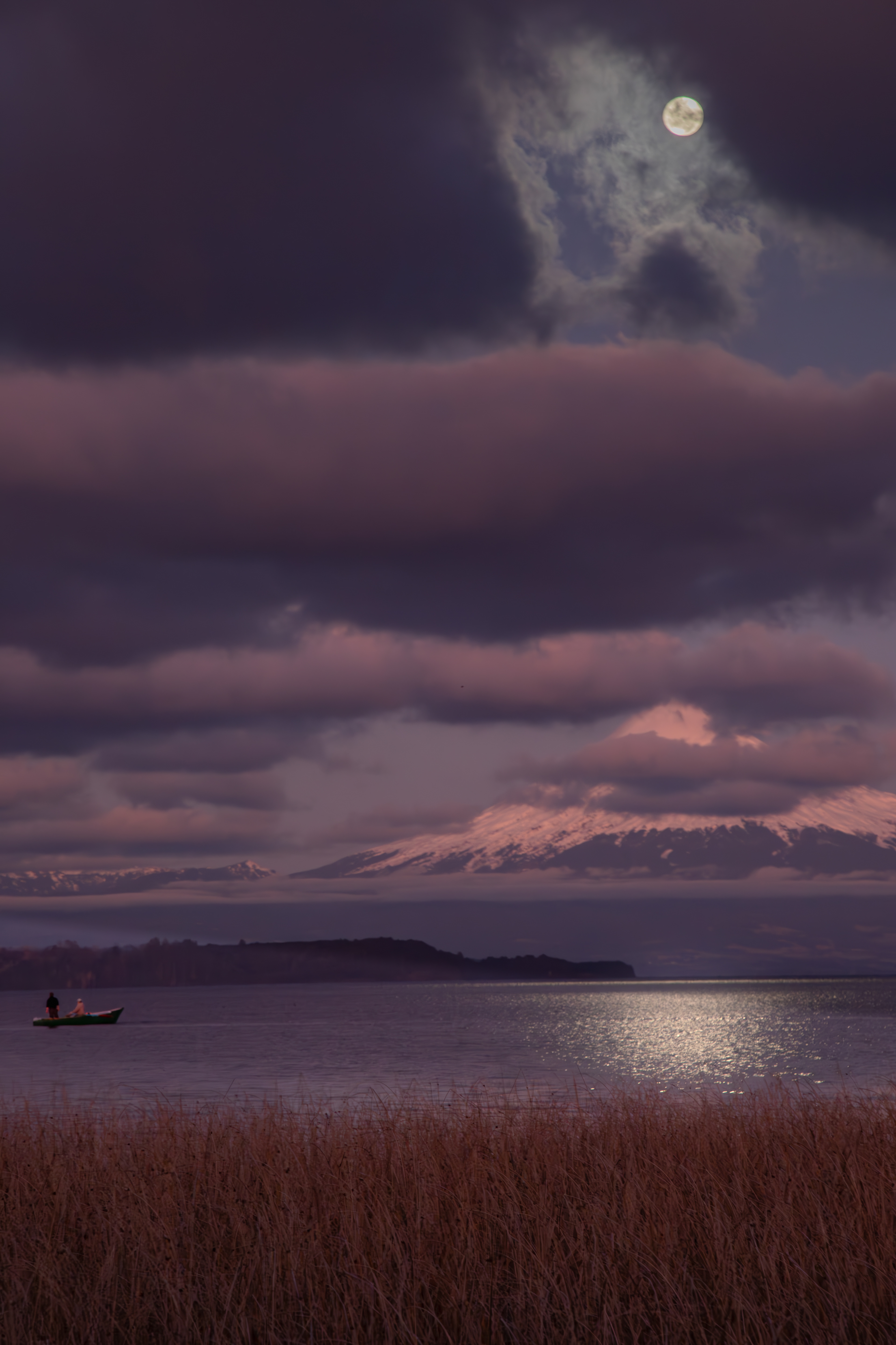 Atardece sobre el Lago Llanquihue,  desde Puerto Octay