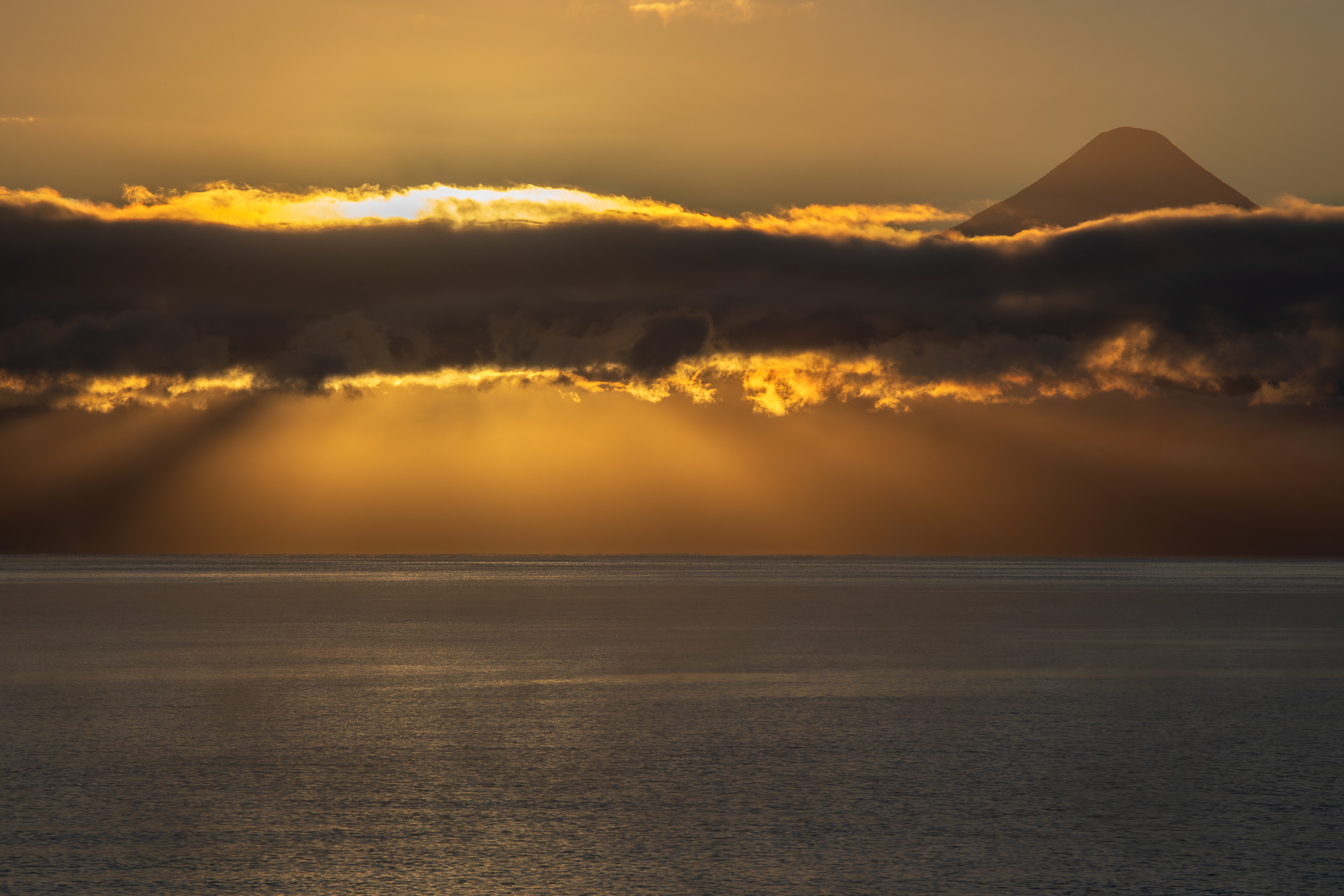 Amanece sobre el Lago Llanquihue con el volcán Osorno de testigo