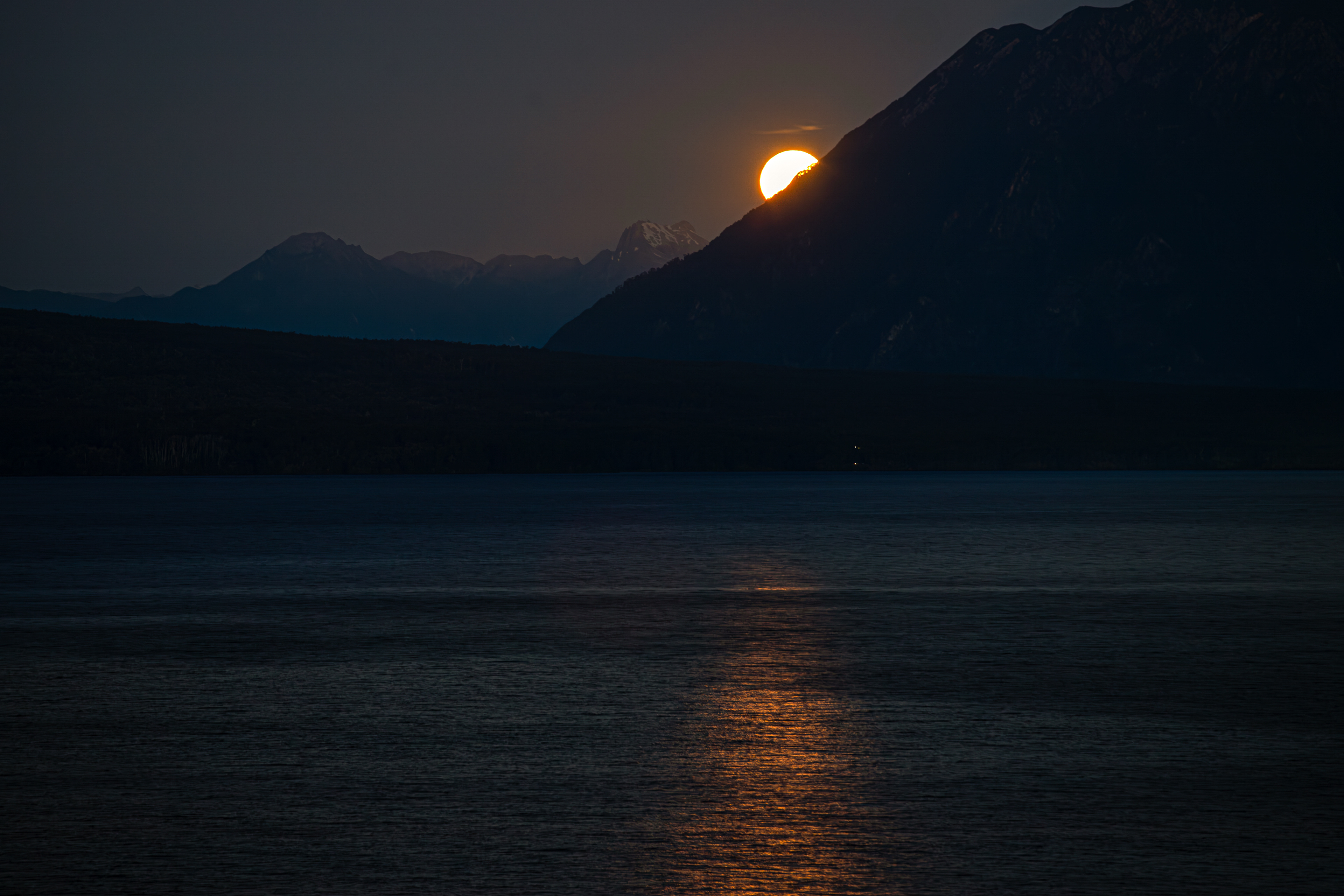 Luna llena sobre el Lago Llanquihue, desde Ensenada