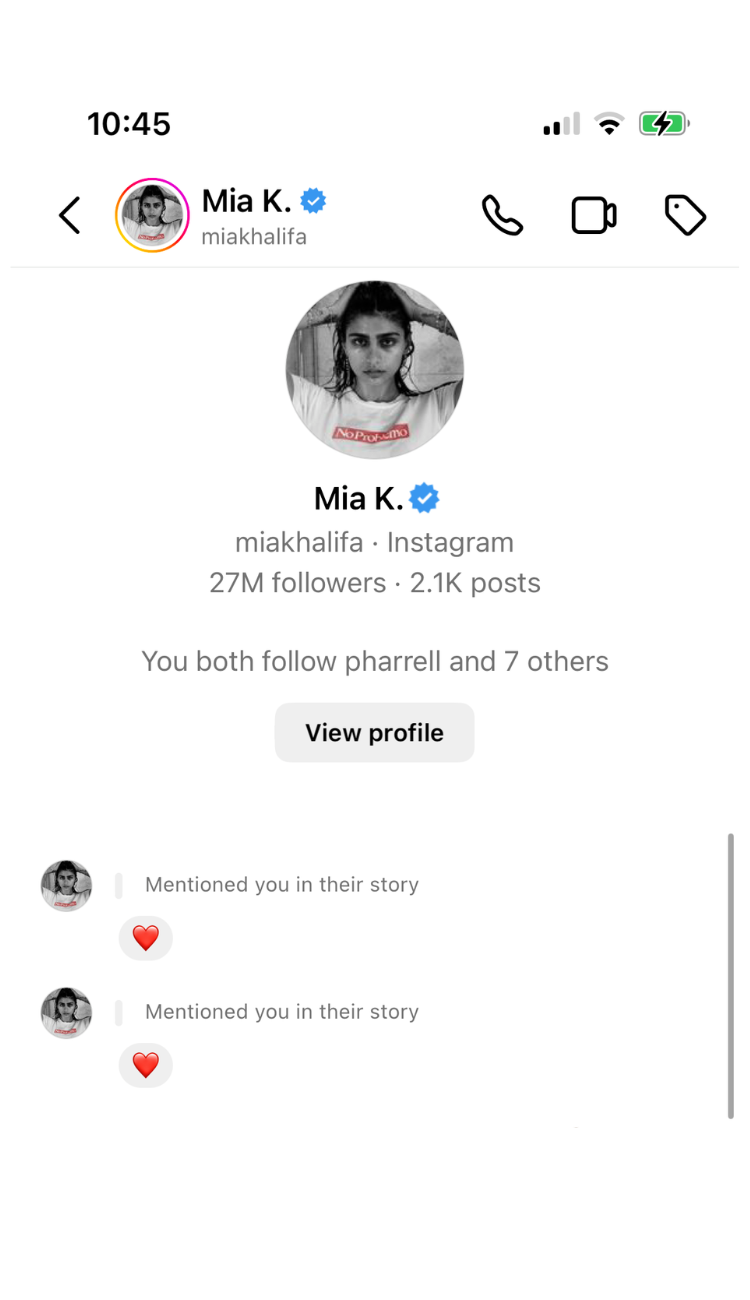 Mia Khalifa sending love