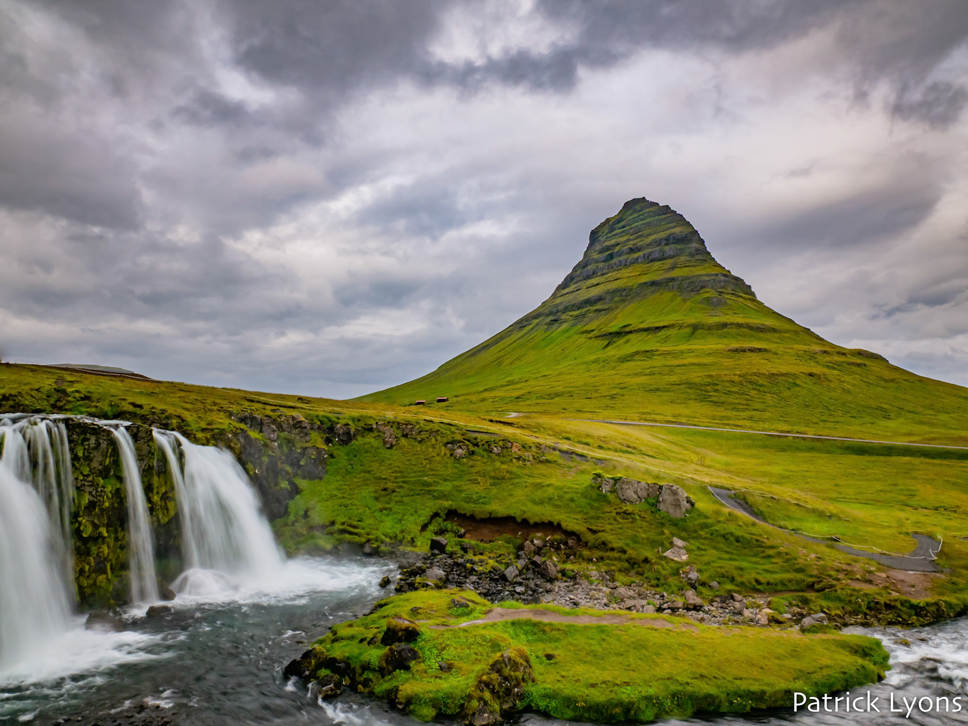 Kirkjufellsfoss waterfall and Kirkjufell Mountain