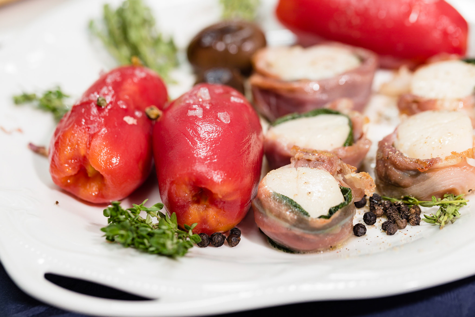 Confierte San Marzano Tomaten mit Jakobsmuschel Saltimbocca