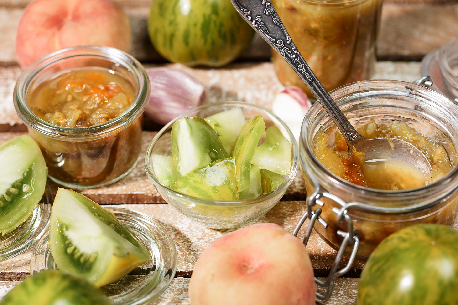 Chutney mit grünen Zebra Tomaten und Pfirsichen