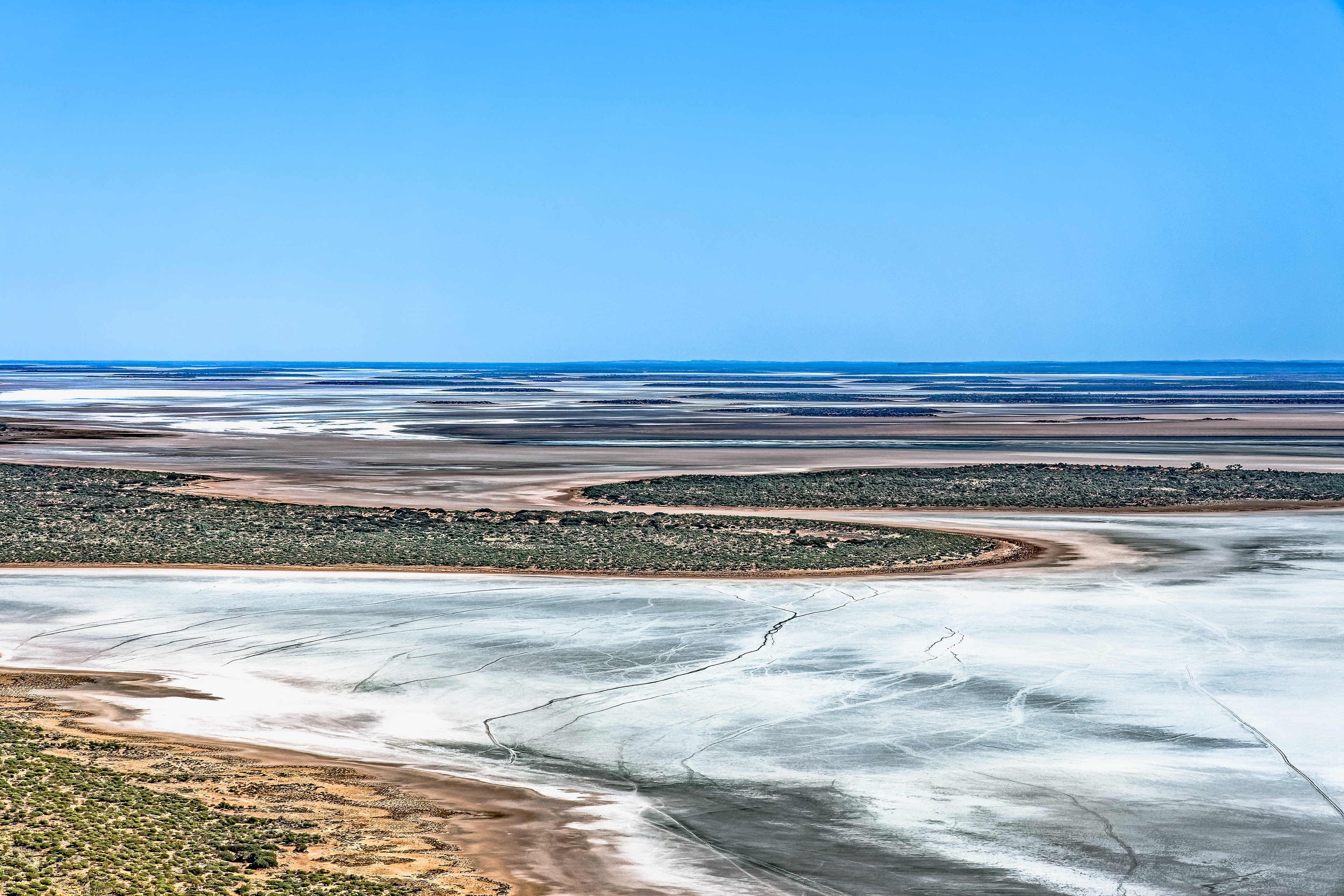 Outback - Helikopterflug über den Lake Amadeus