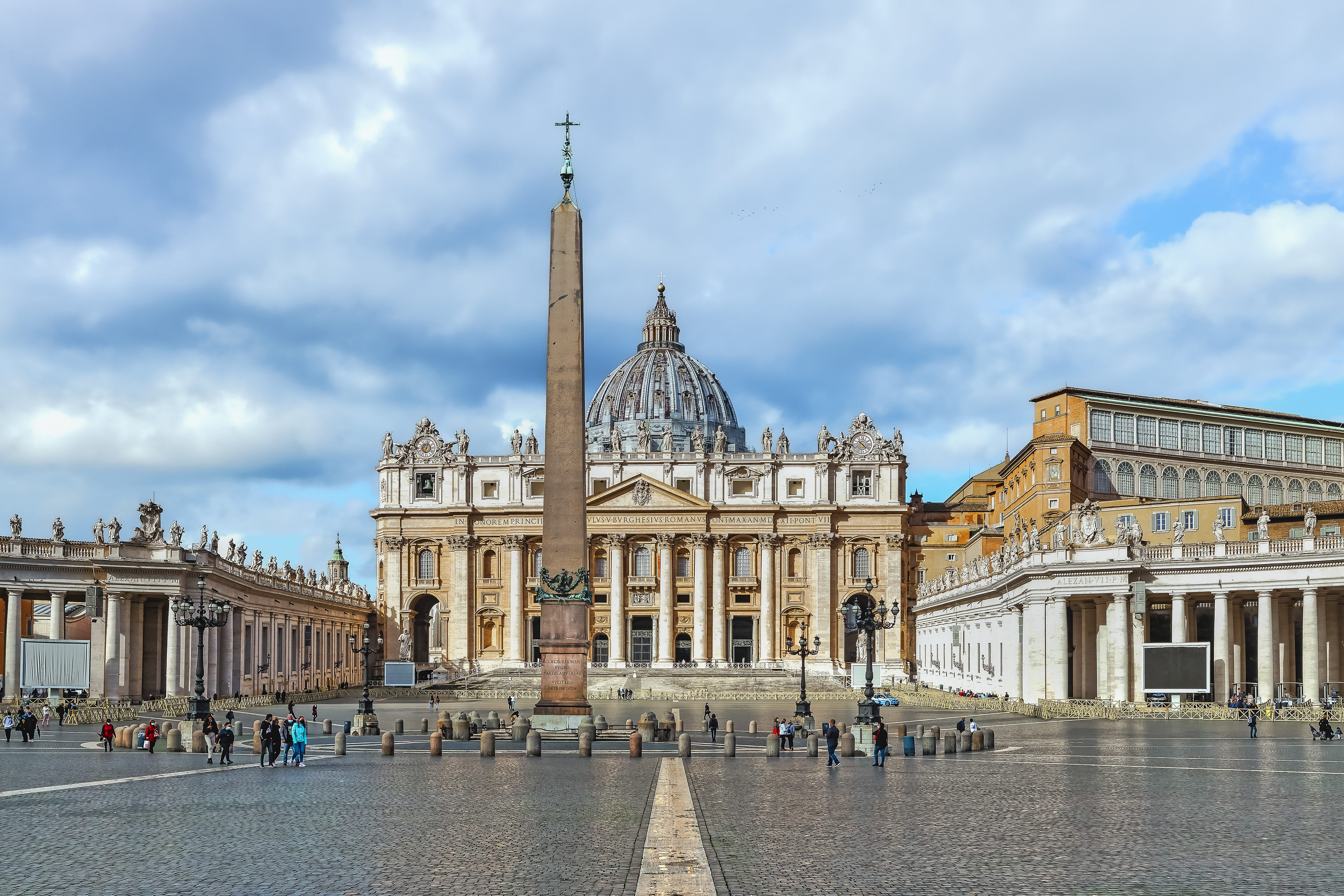 Basilika Sankt Peter mit dem vatikanischen Obelisk auf dem Petersplatz im Vatikan