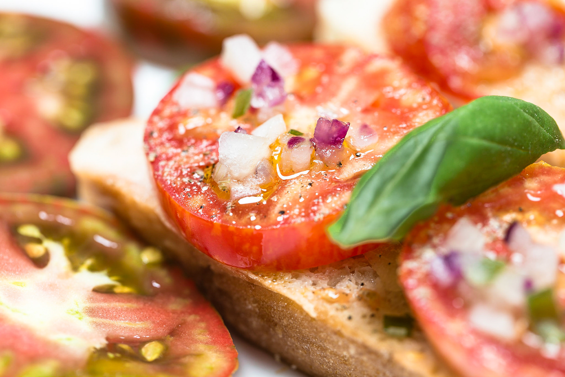 Landbrot mit Black Zebra Tomate und Olivenöl