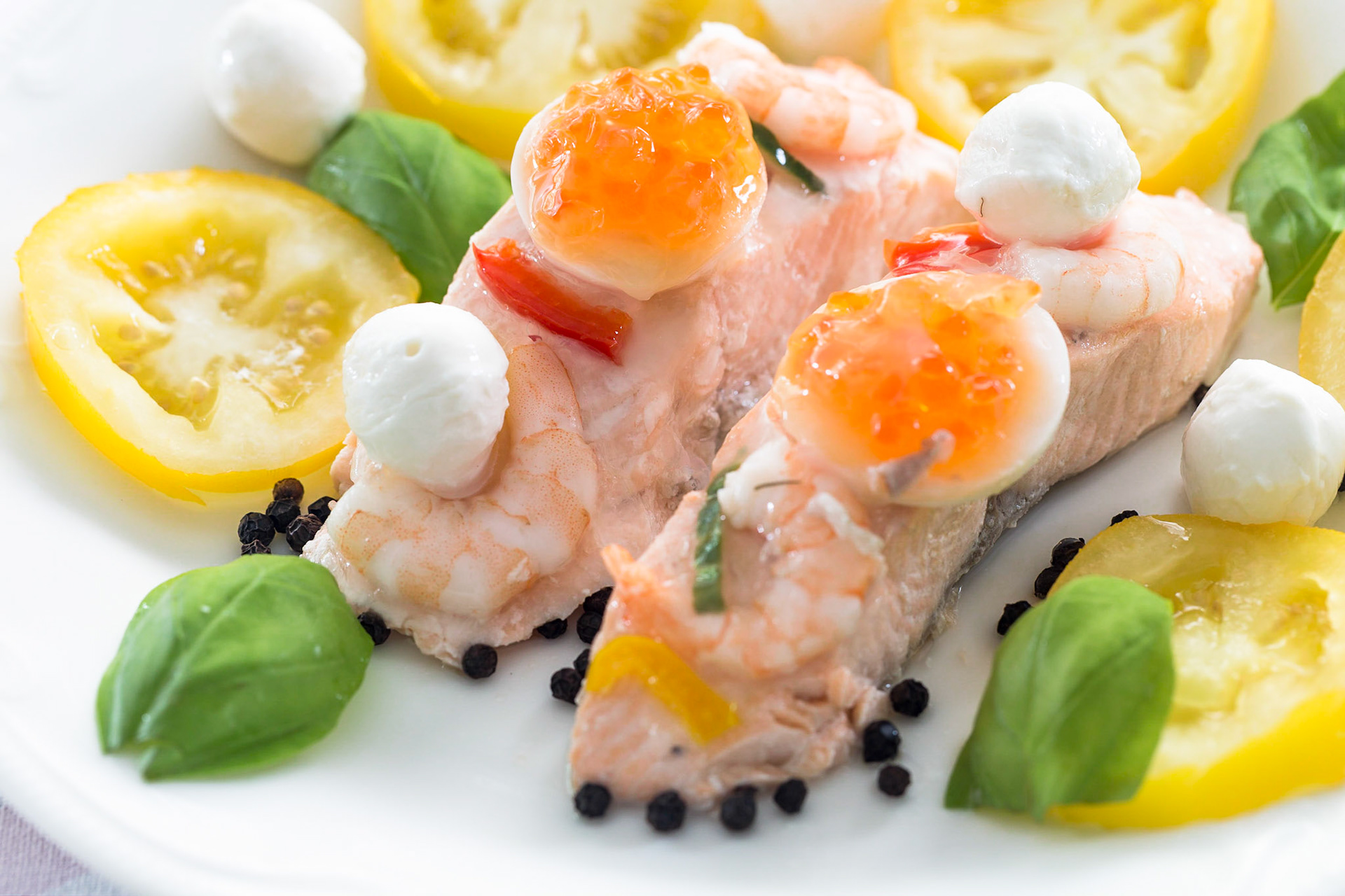 Porchierter Lachs mit gelben Brandywine Tomaten