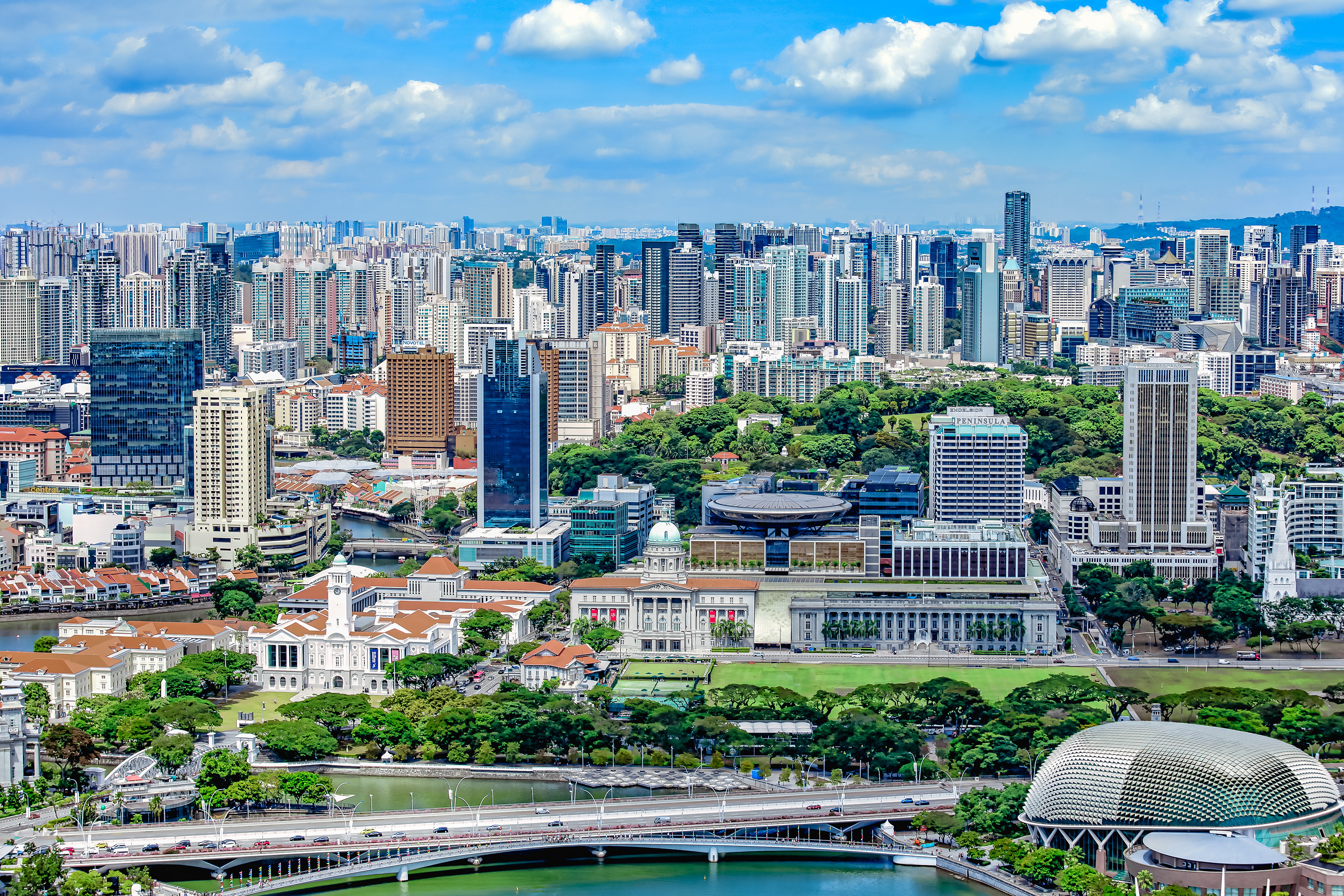 Blick vom Marina Bay Sands Hotel auf Padang und die National Gallerie und  Esplanade - Theatres on the Bay