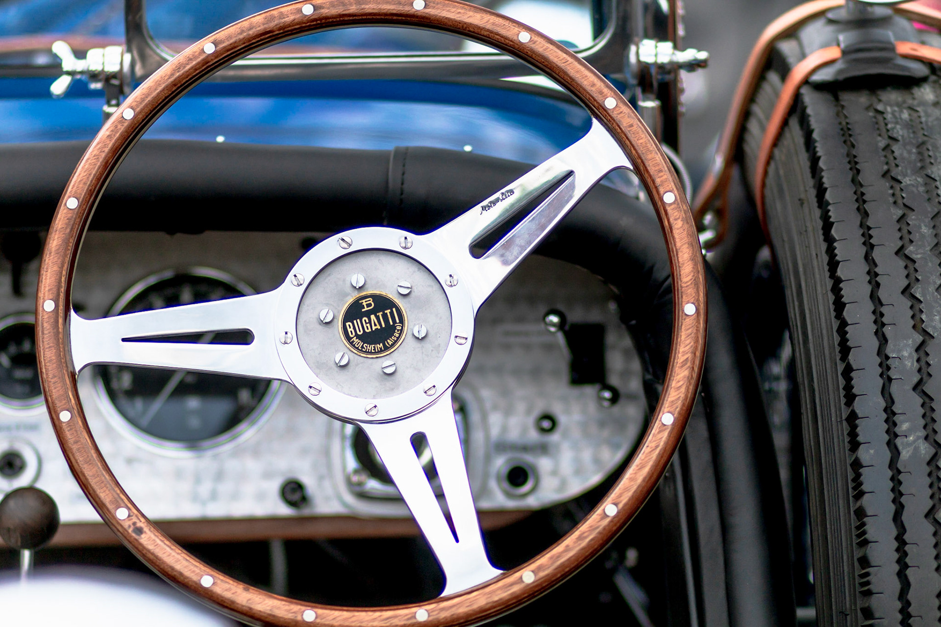 Oldtimer Bugatti 40 Cafe Racer Bj.1926, 1496 ccm, 48 PS, 120 Km/h, Nahaufnahme des Armaturenbretts mit Lenkrad