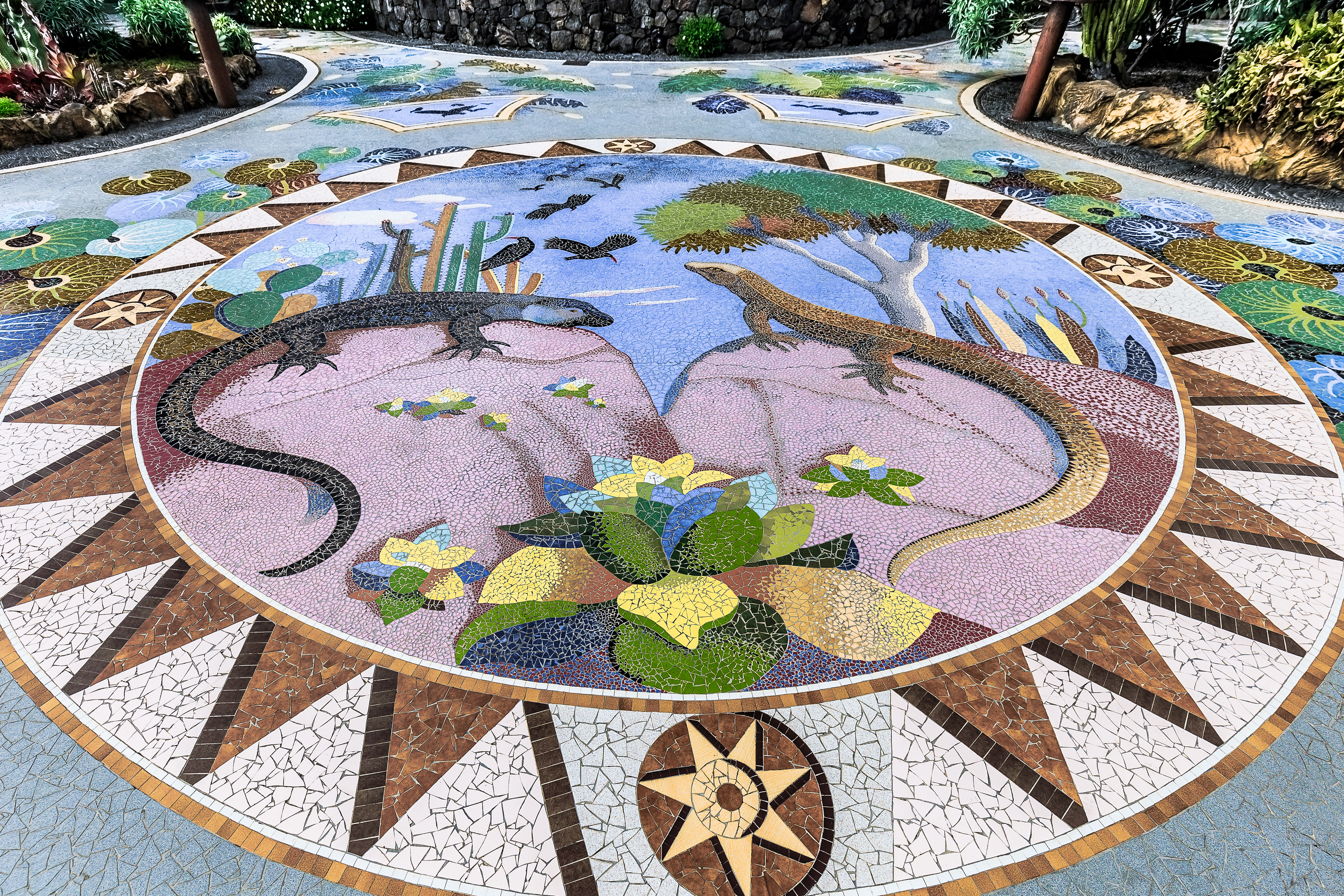 La Palma - Mosaikarbeiten von Luis Morera auf der Plaza La Glorieta in der Stadt Las Manchas
