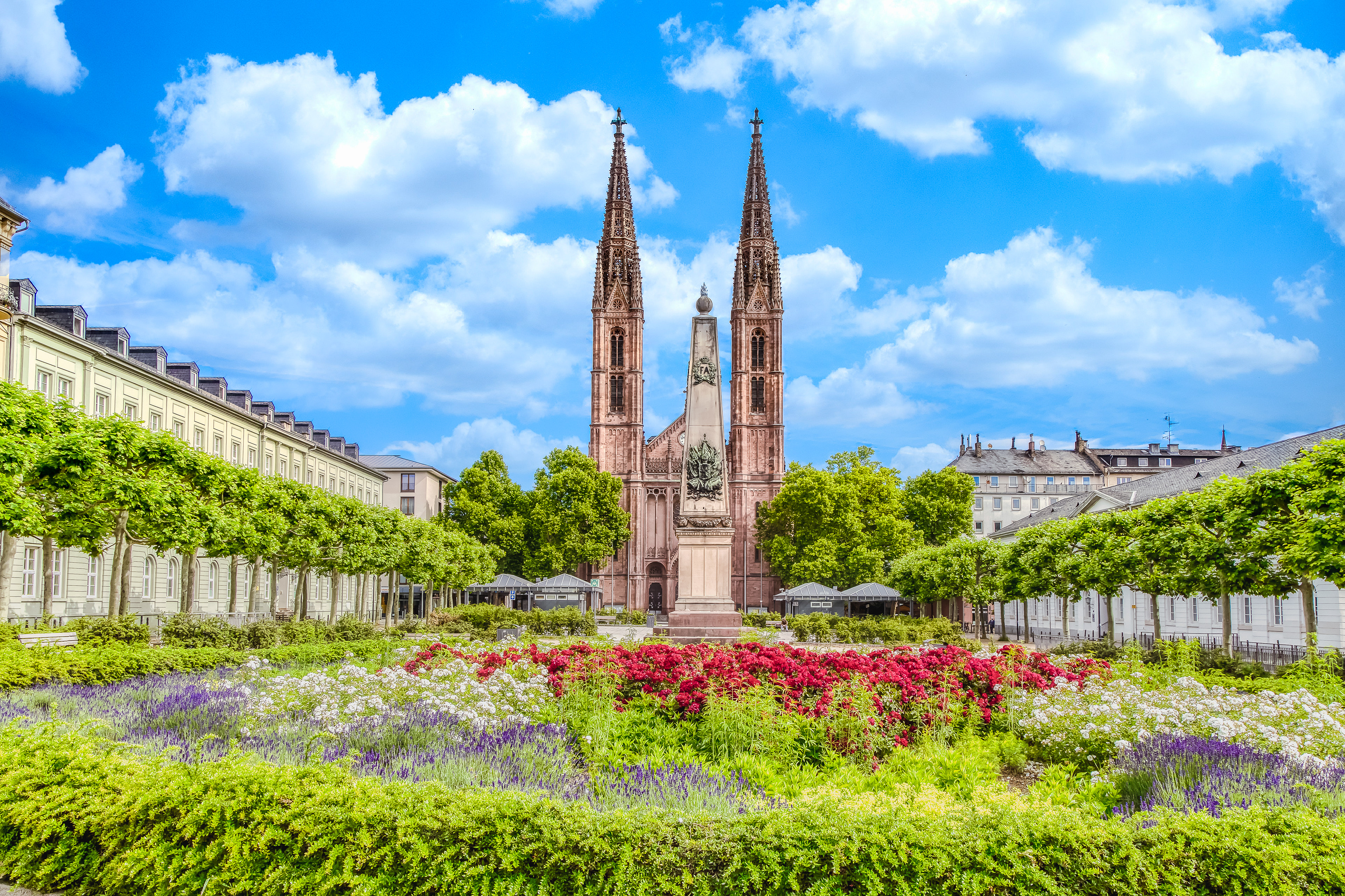 Luisenplatz mit dem Waterloo-Obelisk und der Bonifatiuskirche 