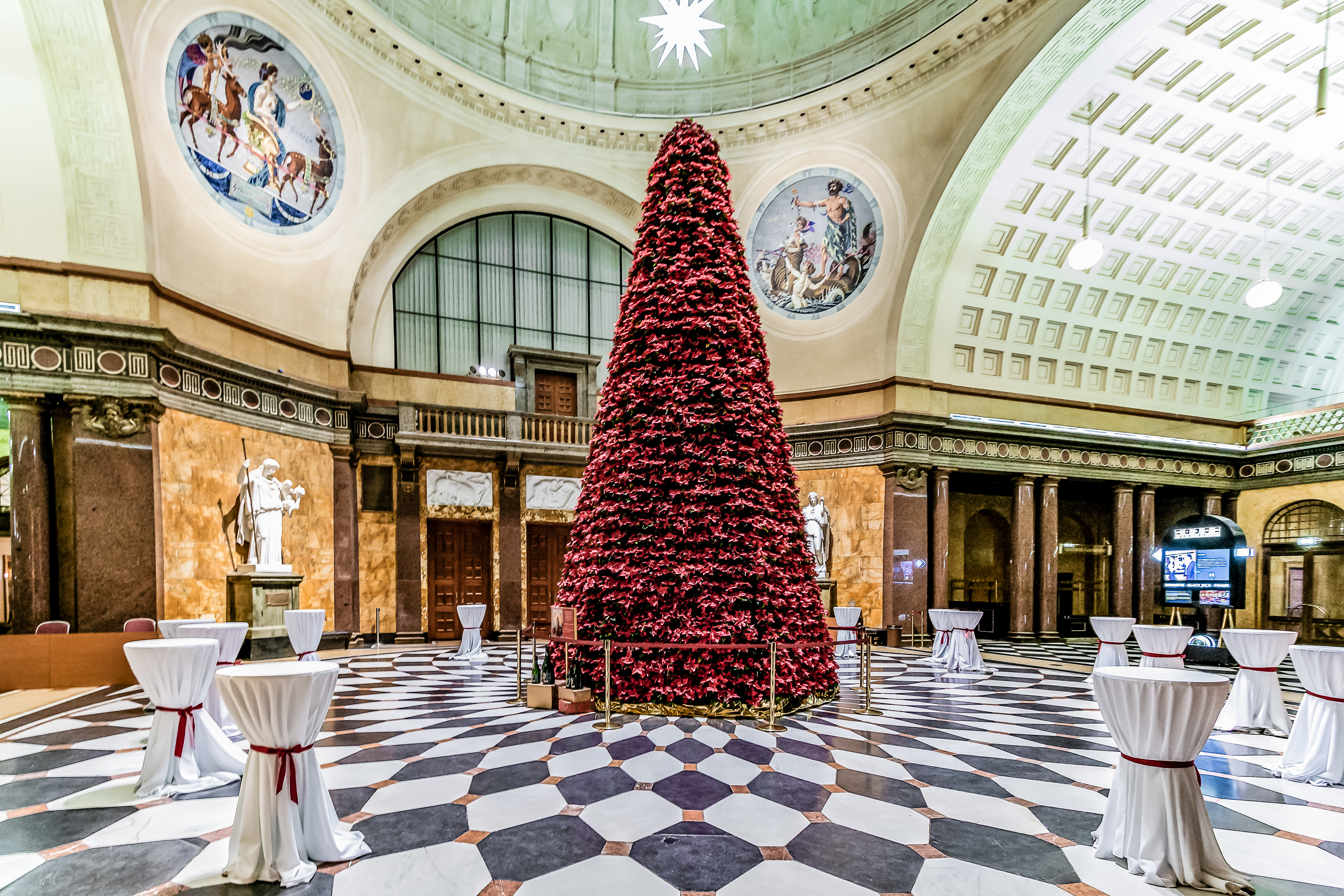 Weihnachtsstern Pyramide im Kurhaus