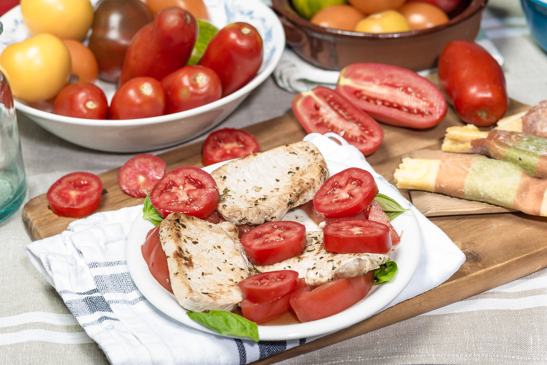 San Marzano Tomaten mit Schweinesteak und bunter Pasta