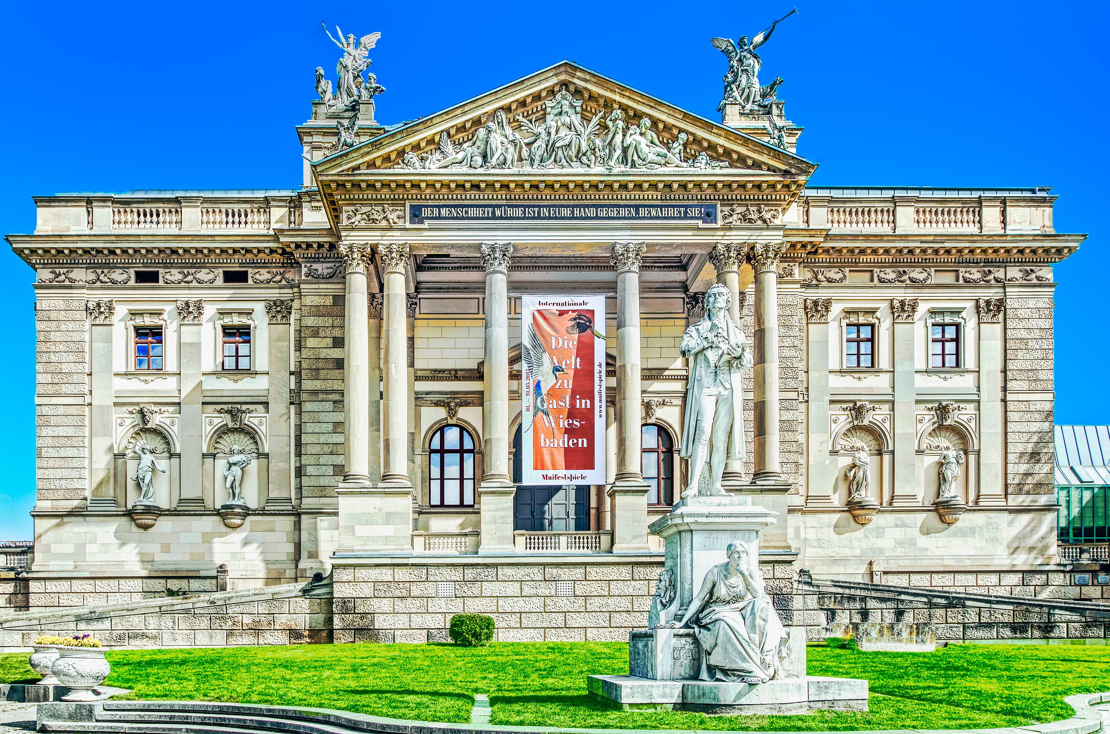 Staatstheater mit Schiller Denkmal 