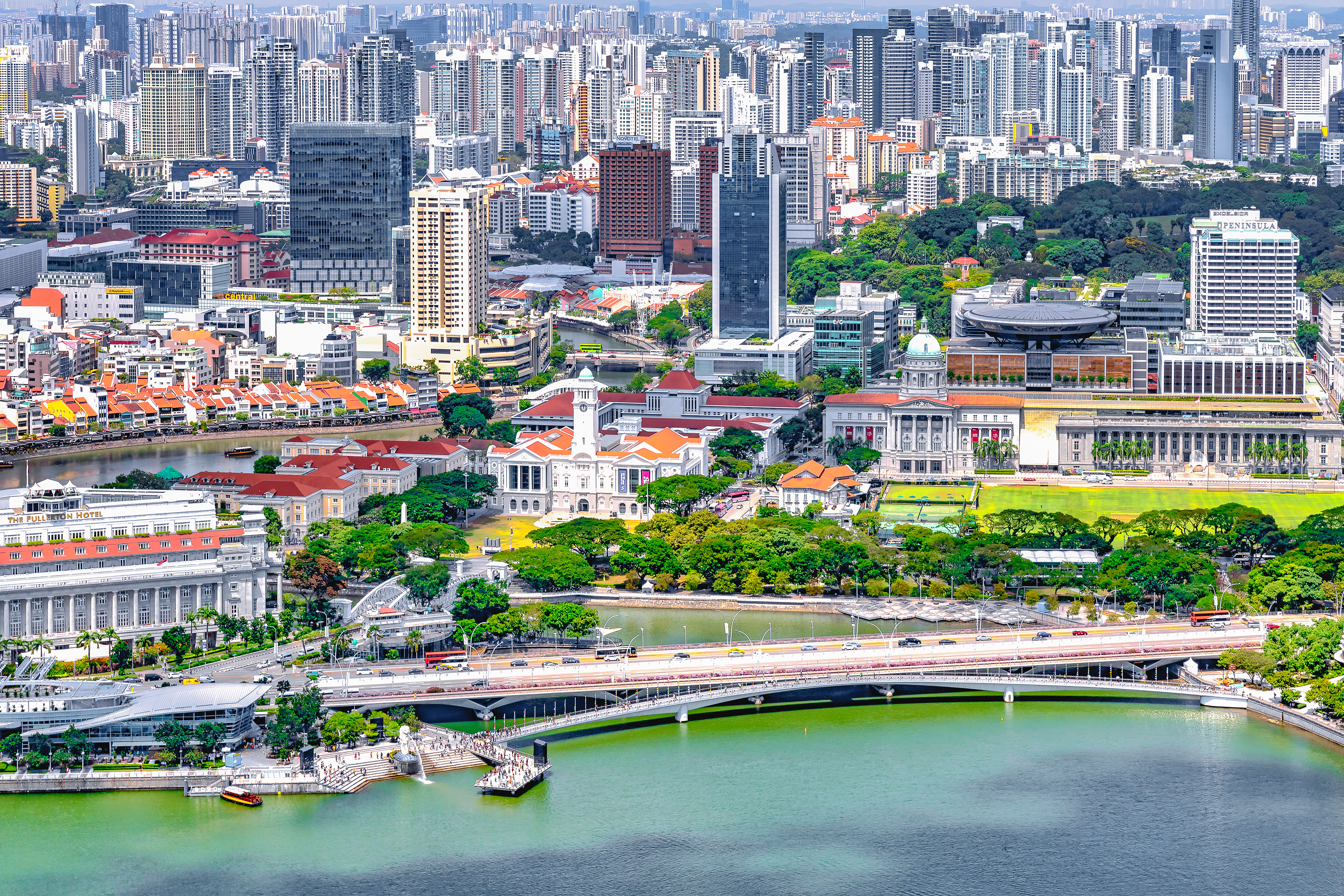 Blick vom Marina Bay Sands Hotel auf die Esplanade Bridge mit dem  Merlion Park, die National Gallerie und dem Victoria Theatre und Concert Hall