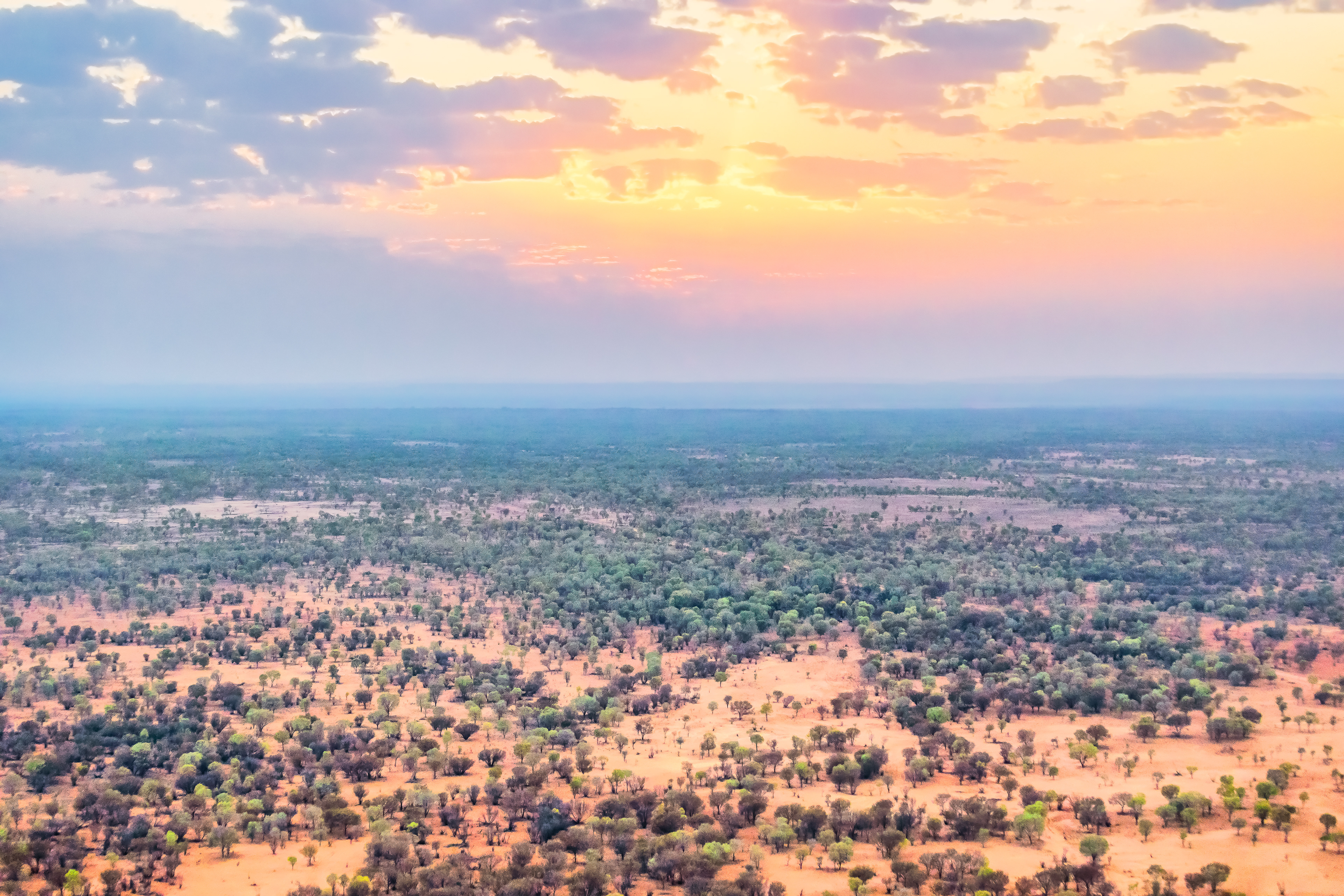 Luftaufnahme vom Sonnenaufgang im  Outback bei Alice Springs im Northern Territory Australien