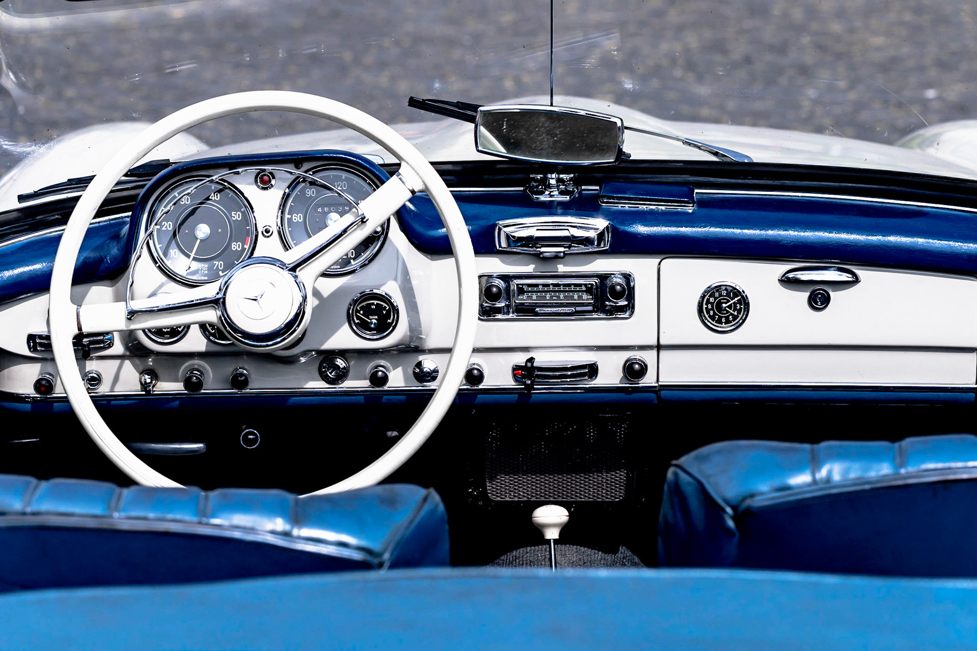 Oldtimer Mercedes Benz 190 SL, Baujahr 1962, 1884 ccm, 105 PS, 175 km/h, Nahaufnahme des Armaturenbretts mit Lenkrad